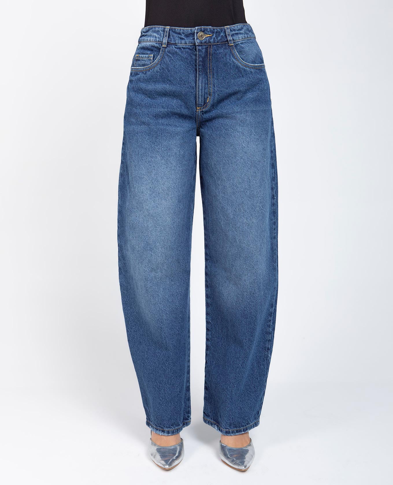 JEAN BARREL PARA MUJER CINCO BOLSILLOS CON COSTURAS EN CONTRASTE Adrissa | Ropa para mujer Jeans