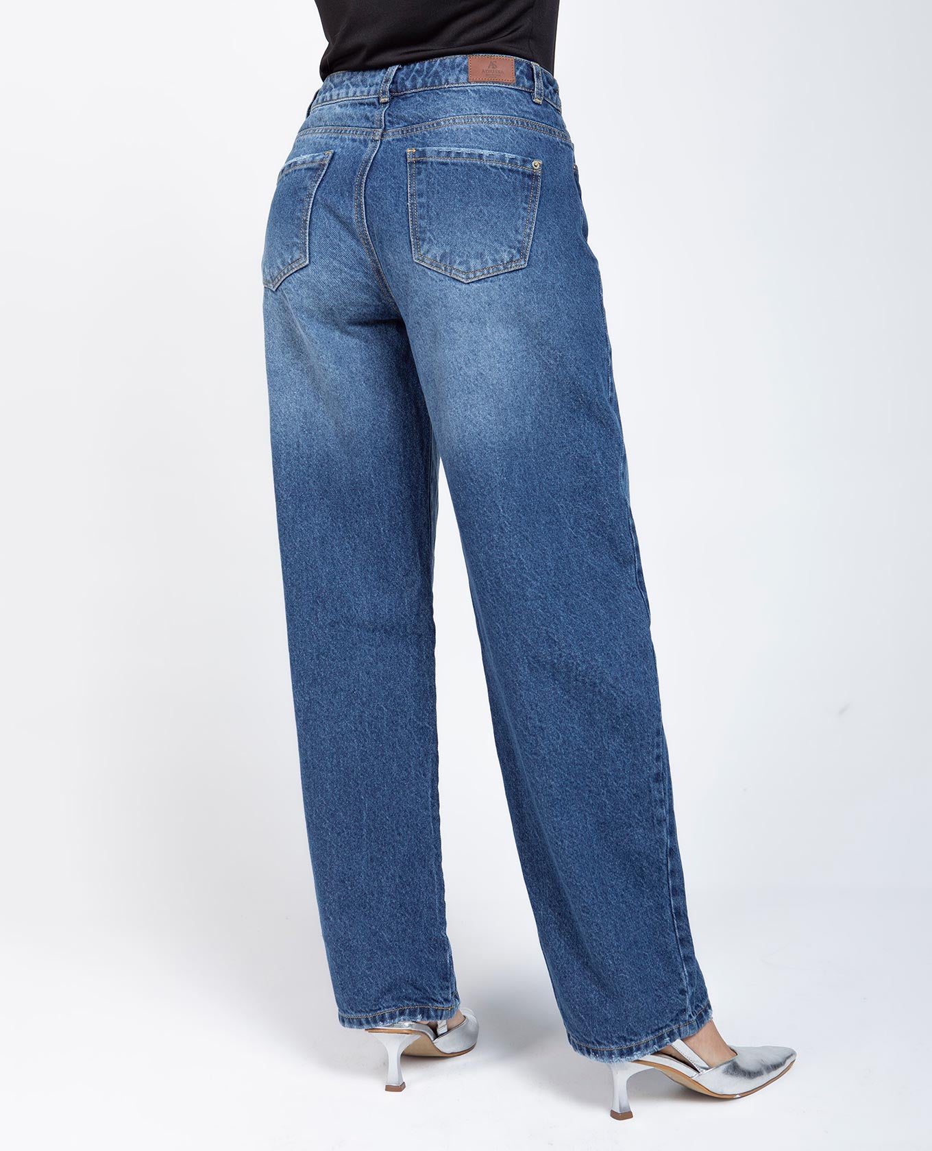 JEAN BARREL PARA MUJER CINCO BOLSILLOS CON COSTURAS EN CONTRASTE Adrissa | Ropa para mujer Jeans