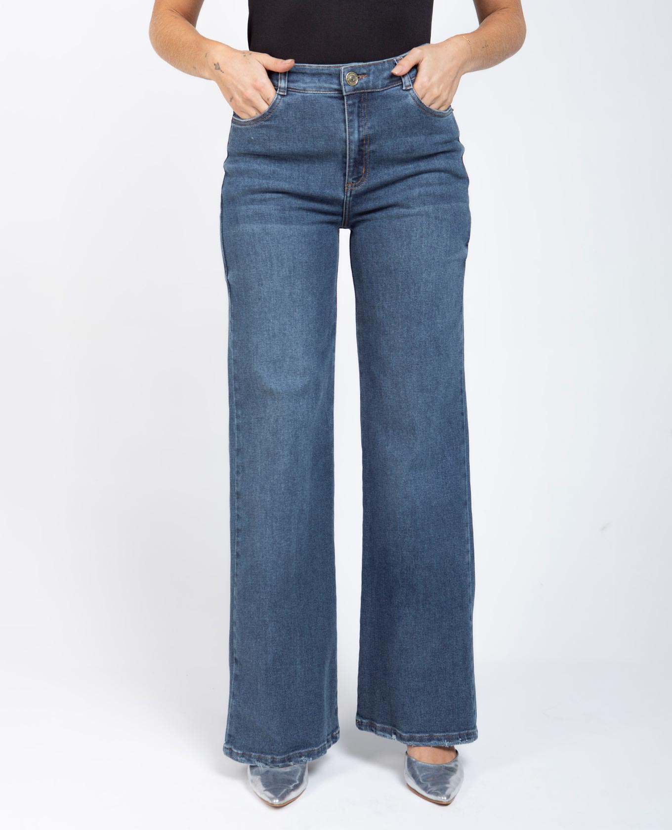JEAN PALAZZO PARA MUJER TONO MEDIO CINCO BOLSILLOS COSTURAS EN CONTRASTE Adrissa | Ropa para mujer Jeans
