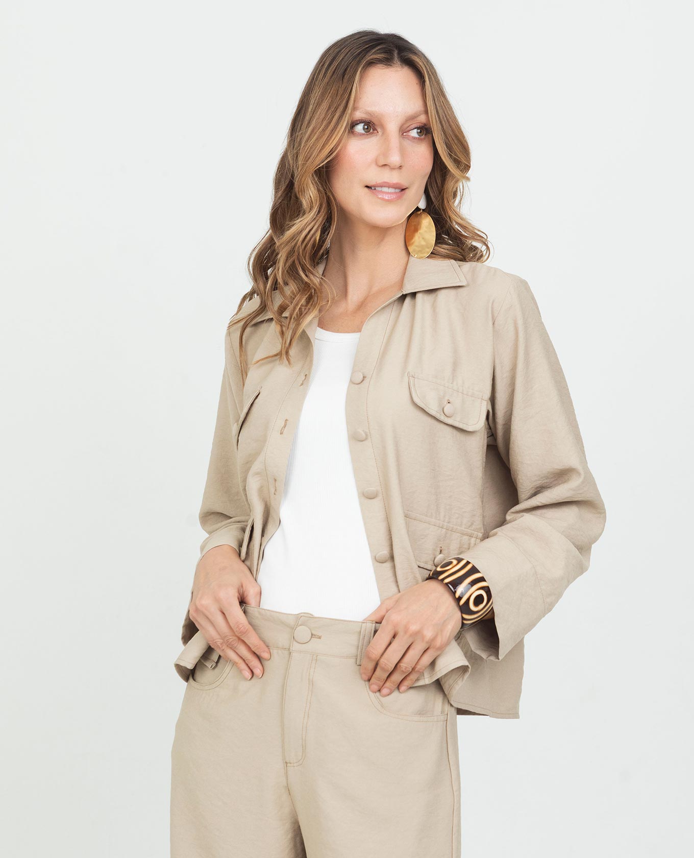 CHAQUETA LIVIANA PARA MUJER CON BOLSILLOS DE PARCHE Y BOTONES FORRADOS Adrissa | Ropa para mujer Chaquetas