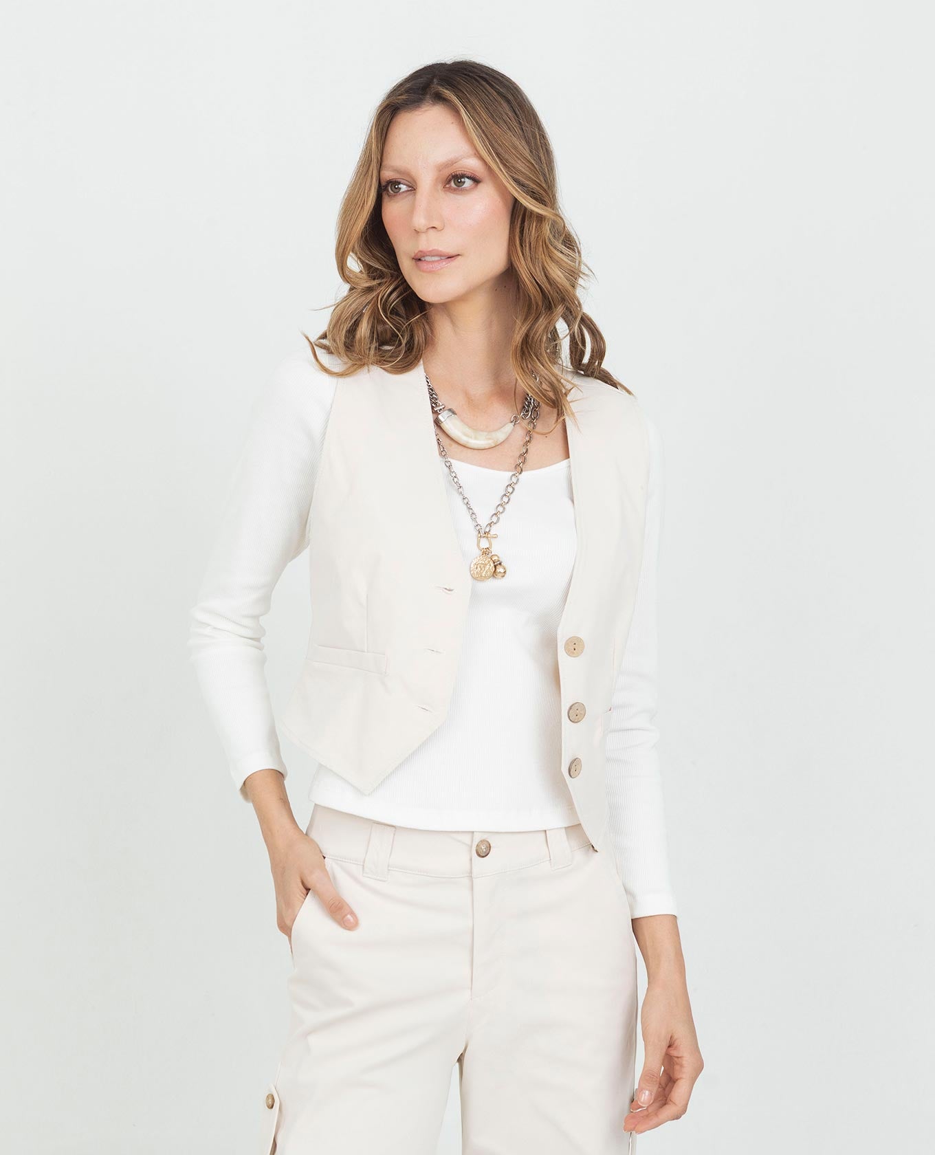 CHALECO PARA MUJER CON BOTONES DE COCO Y ESPALDA CON TIRAS GRADUABLES Adrissa | Ropa para mujer