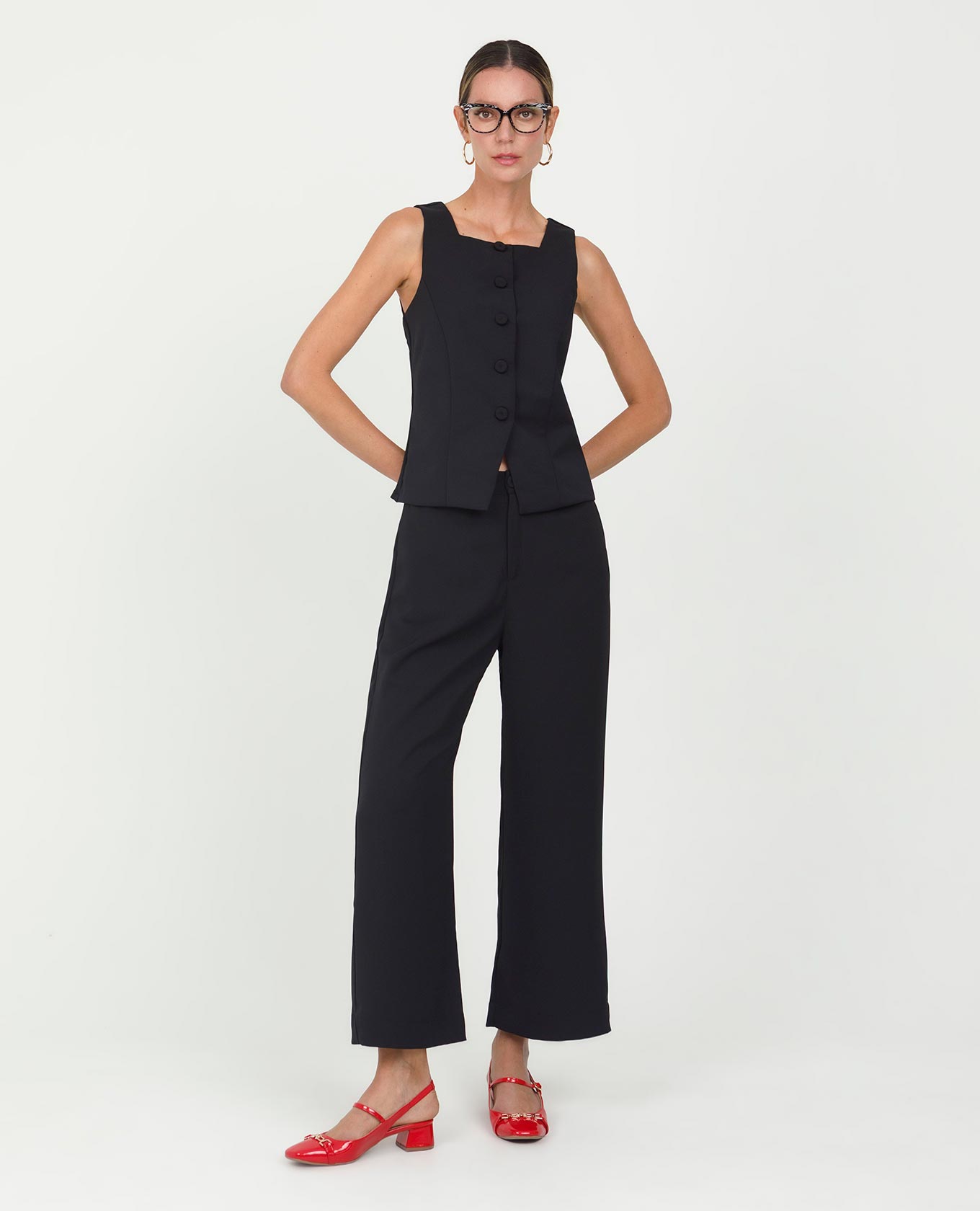 CHALECO NEGRO PARA MUJER ESCOTE CUADRADO CON CORTES Y BOTONES FORRADOS Adrissa | Ropa para mujer Blusas