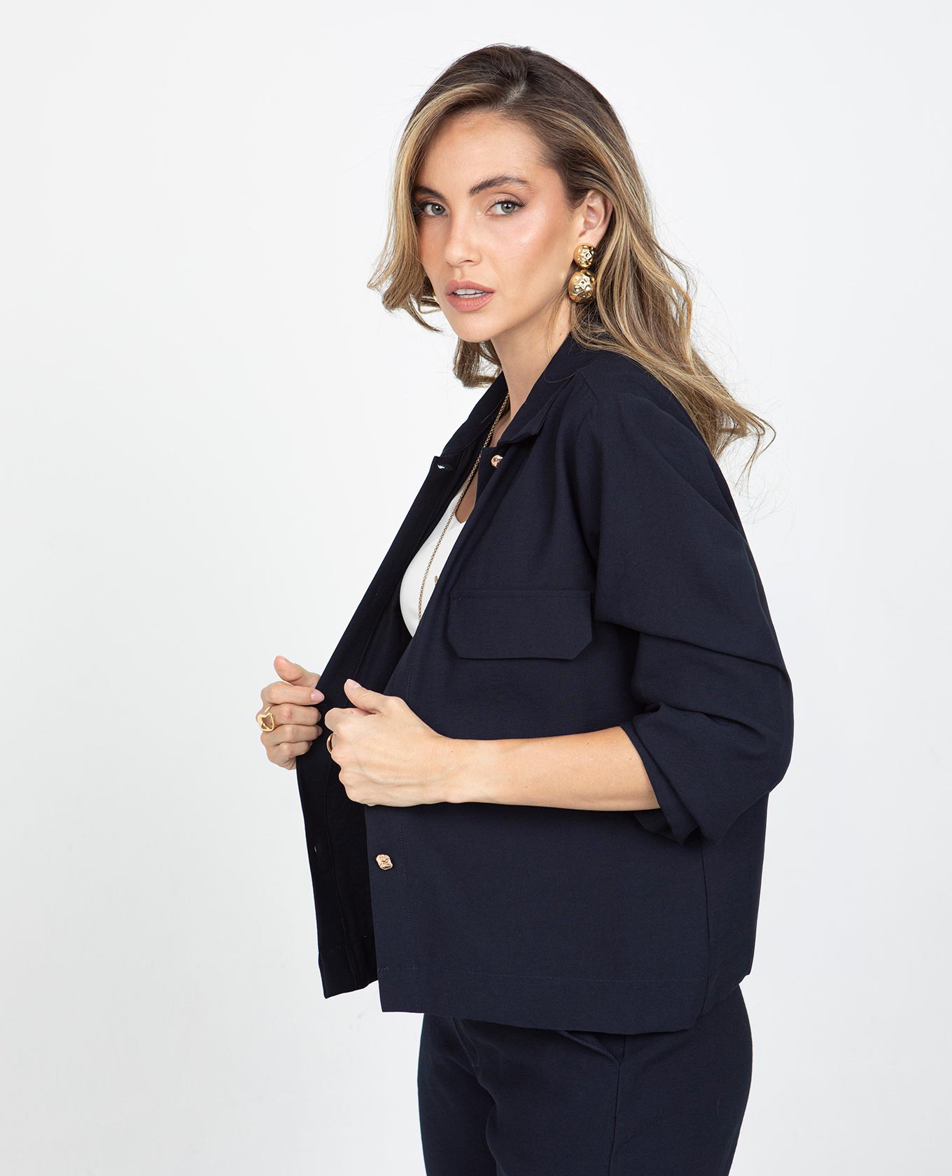 CHAQUETA LIVIANA PARA MUJER CON BOTONES DECORATIVOS DORADOS Adrissa | Ropa para mujer Chaquetas