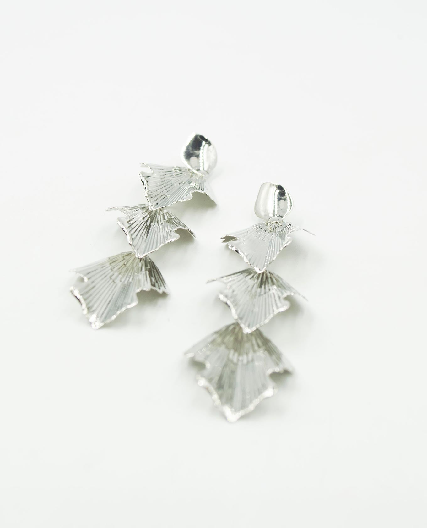 ARETE FEMENINO COLGANTE Adrissa | Ropa para mujer