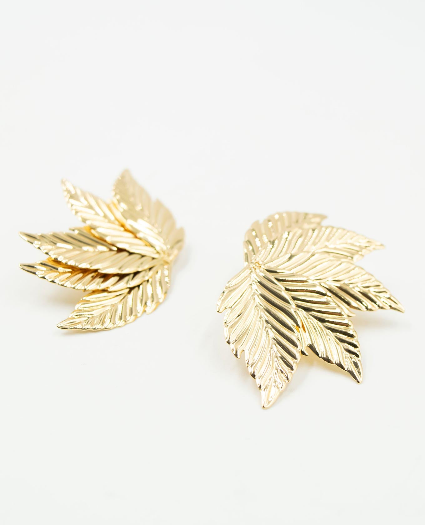 ARETE FEMENINO MEDIA HOJA Adrissa | Ropa para mujer