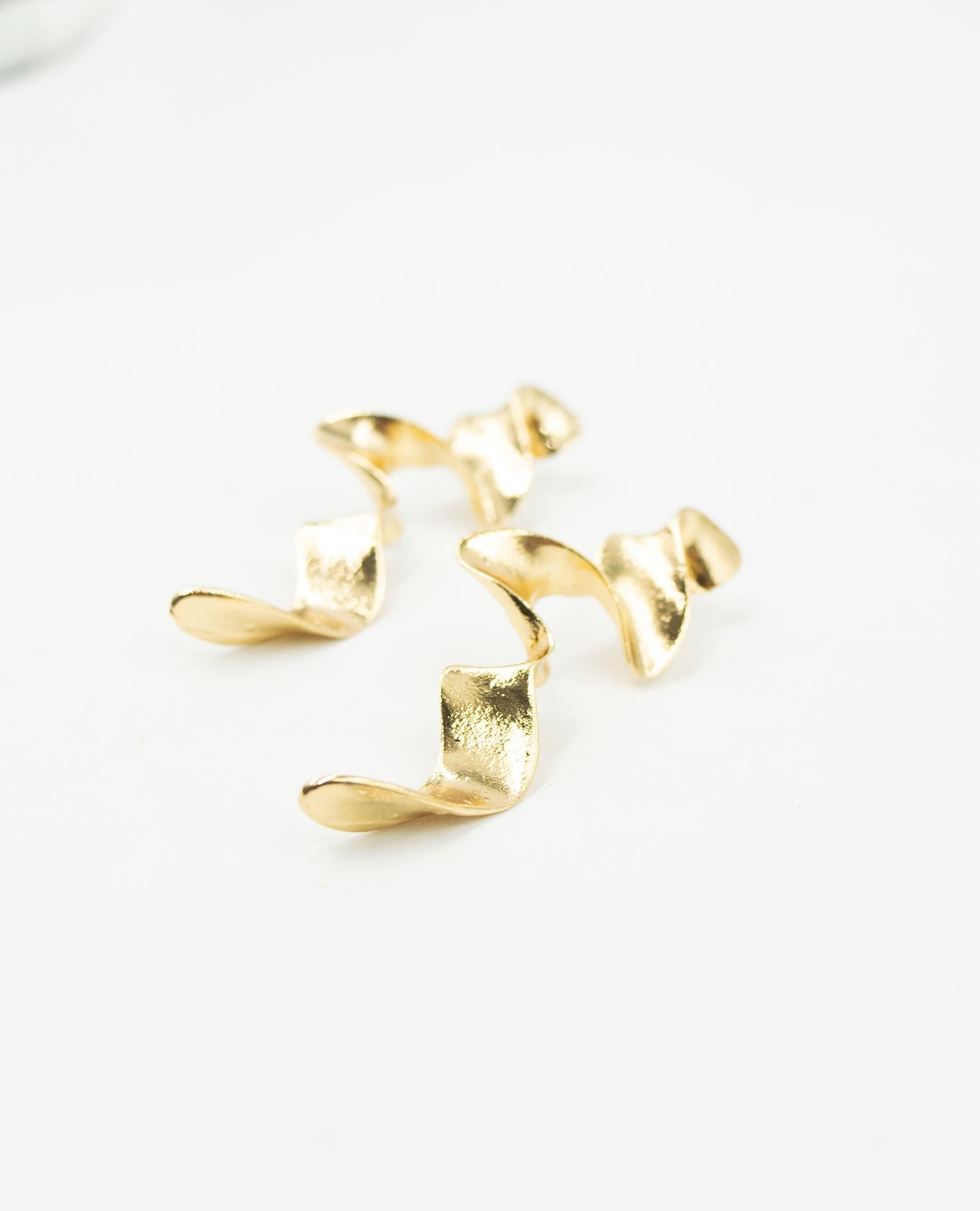 ARETE FEMENINO COLGANTE Adrissa | Ropa para mujer