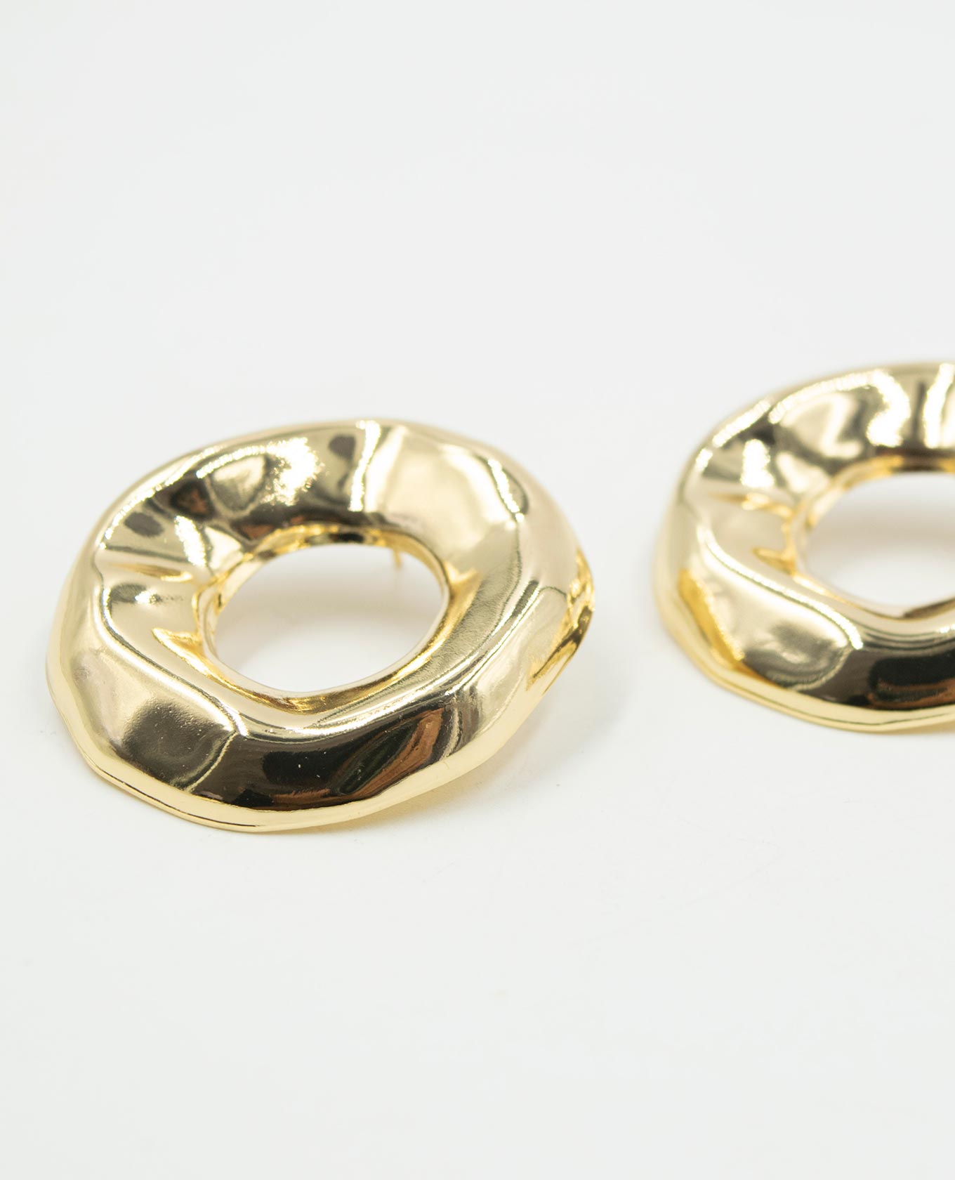 ARETE FEMENINO METÁLICO Adrissa | Ropa para mujer