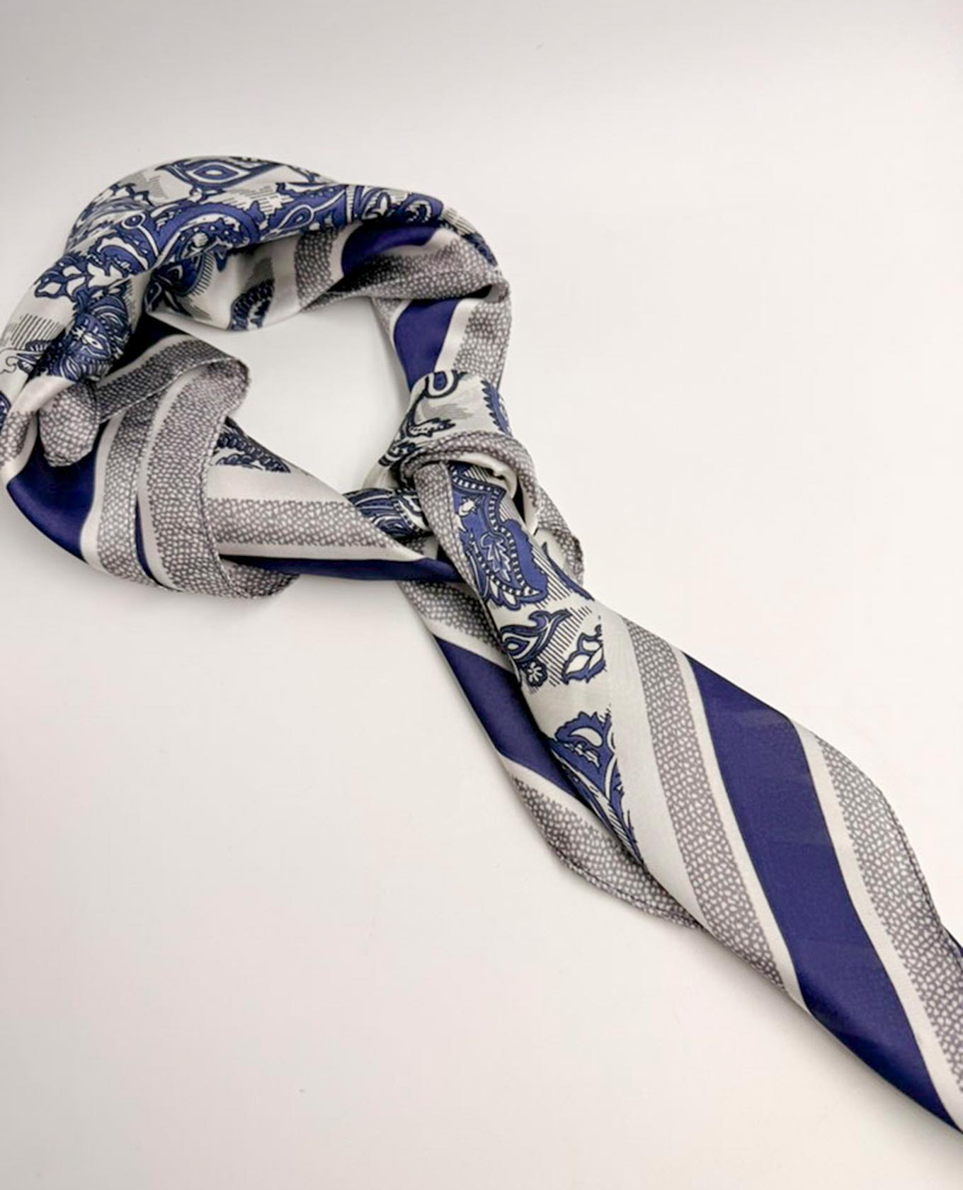 PAÑUELO FEMENINO 70X70 ESTAMPADO Adrissa | Ropa para mujer