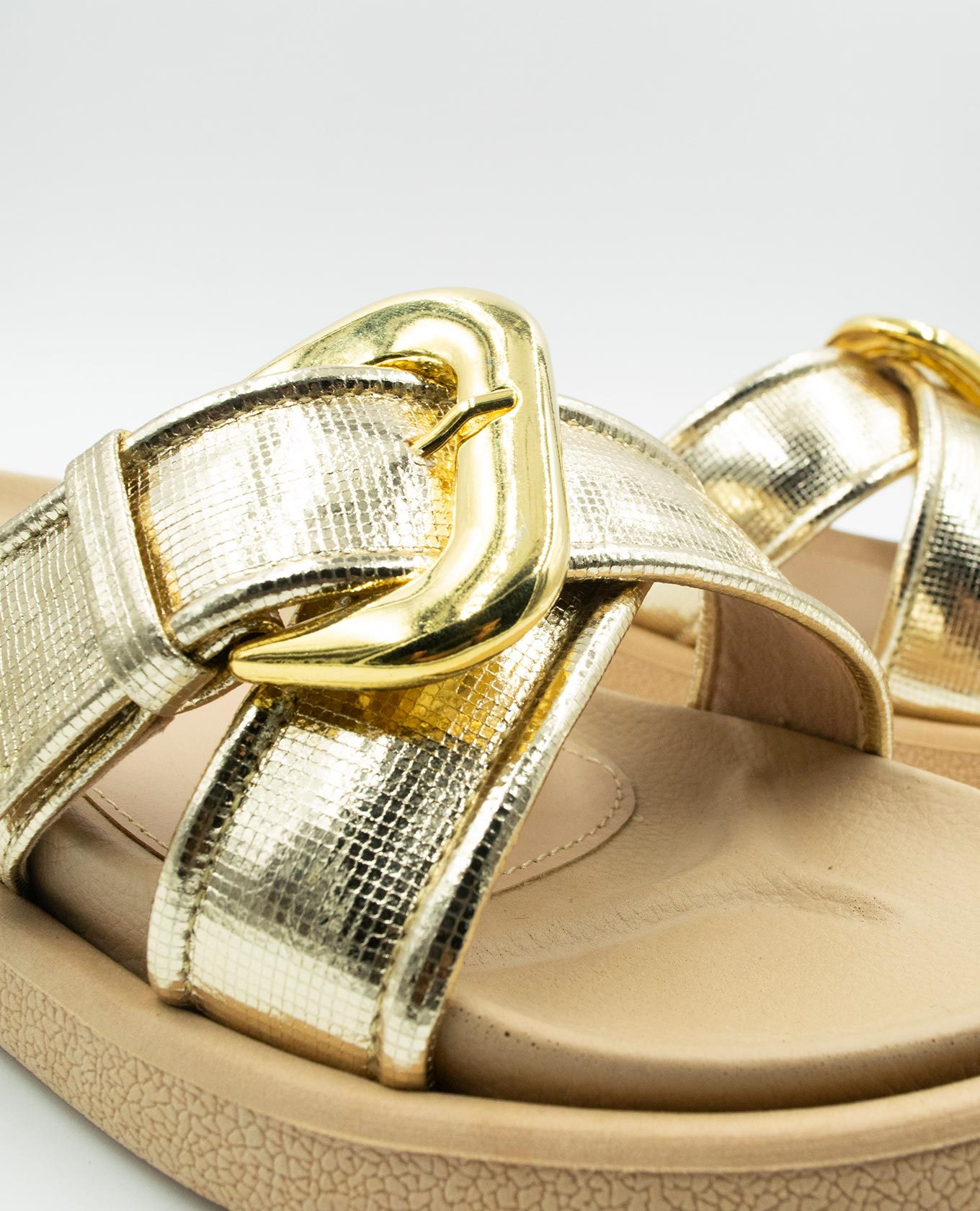 SANDALIA PLANA TIRAS CRUZADAS CON HEBILLA Adrissa | Ropa para mujer