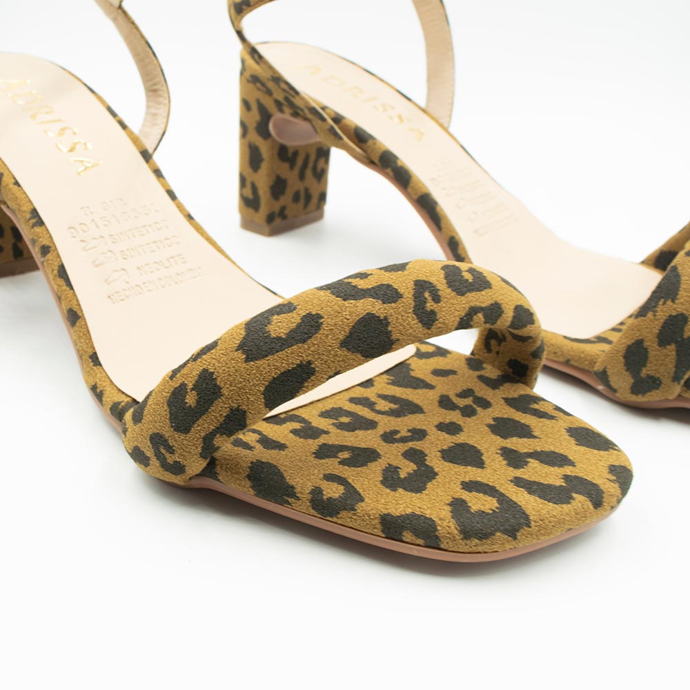 SANDALIA DE TACÓN EN ANIMAL PRINT Adrissa