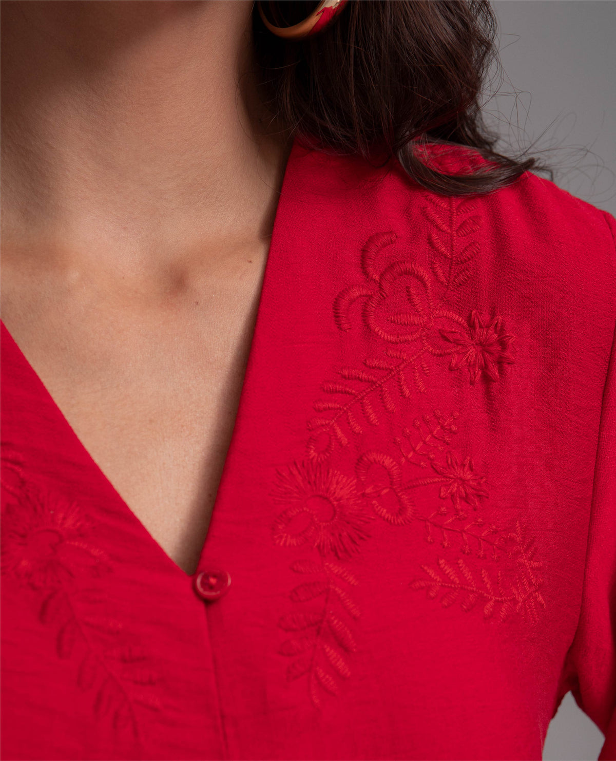 CAMISA MANGA LARGA PARA MUJER CON BORDADO Y NIDO DE ABEJA EN PUNOS