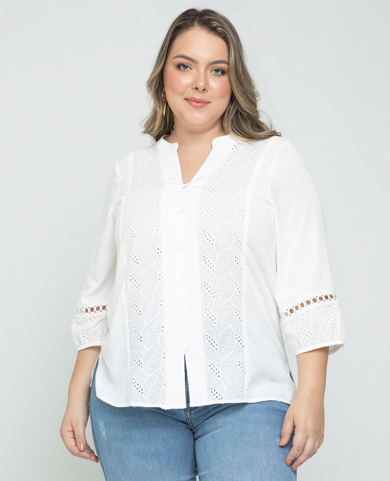 CAMISA MANGA 3/4 TALLAS GRANDES CON MEZCLA DE TELAS OJALILLO Y APLIQUE EN MANGAS