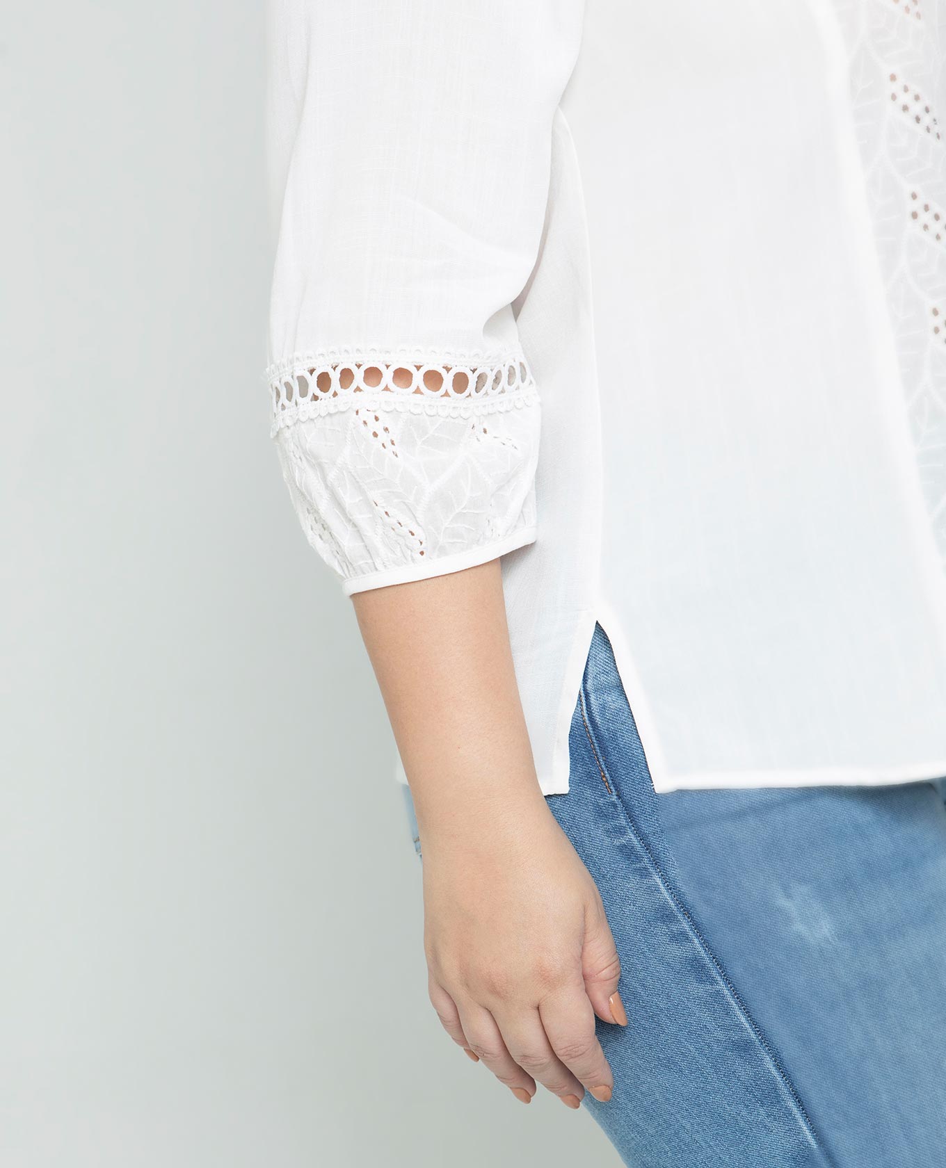 CAMISA MANGA 3/4 TALLAS GRANDES CON MEZCLA DE TELAS OJALILLO Y APLIQUE EN MANGAS