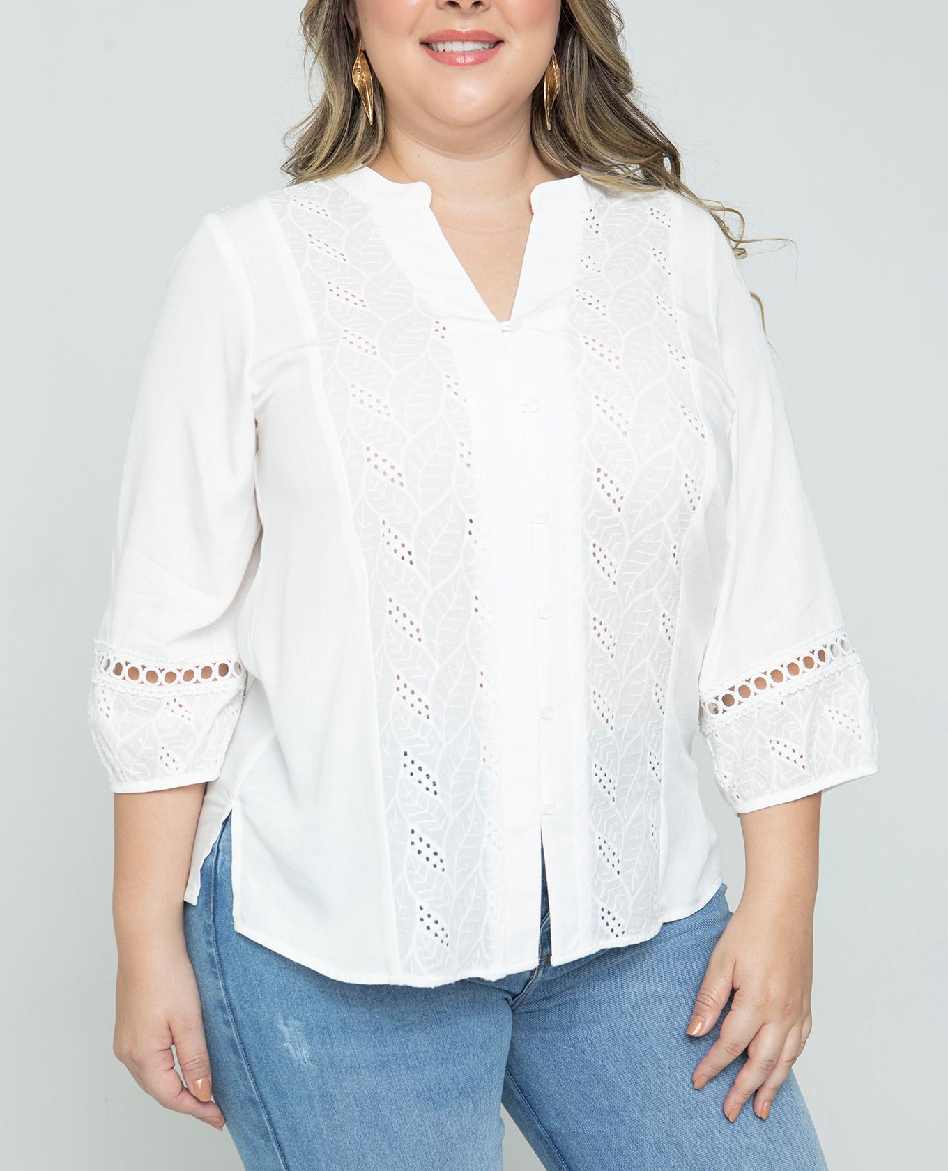 CAMISA MANGA 3/4 TALLAS GRANDES CON MEZCLA DE TELAS OJALILLO Y APLIQUE EN MANGAS Adrissa | Ropa para mujer