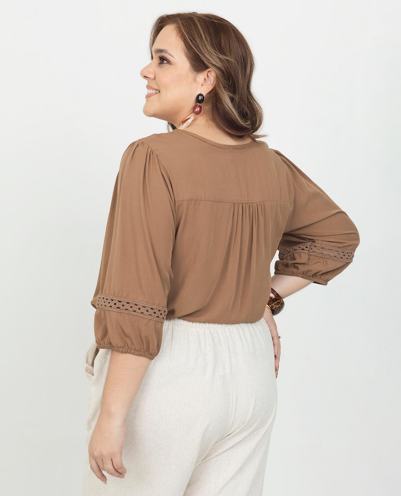BLUSA MANGA 3/4 TALLAS GRANDES CON APLIQUES Y COSTURA ARTESANAL EN ESCOTE