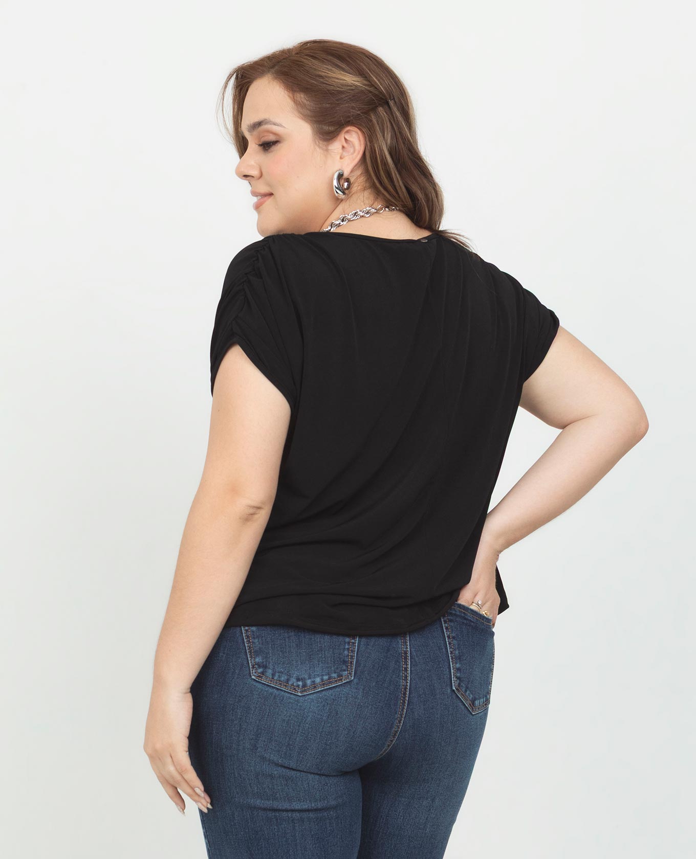 CAMISETA NEGRA TALLAS GRANDES MANGA CORTA CON HOMBRO RODADO Y RECOGIDO EN HOMBRO Adrissa
