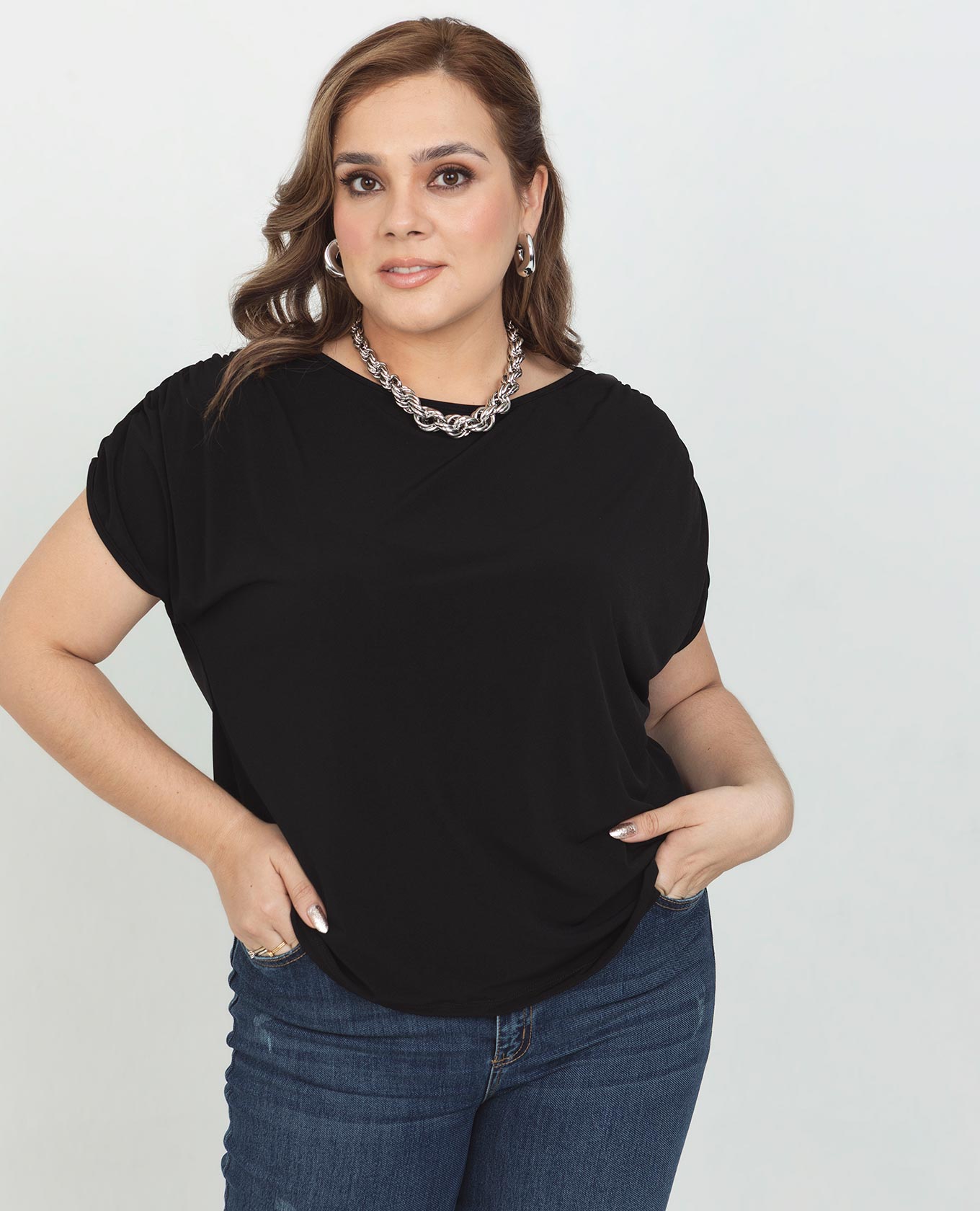 CAMISETA NEGRA TALLAS GRANDES MANGA CORTA CON HOMBRO RODADO Y RECOGIDO EN HOMBRO Adrissa