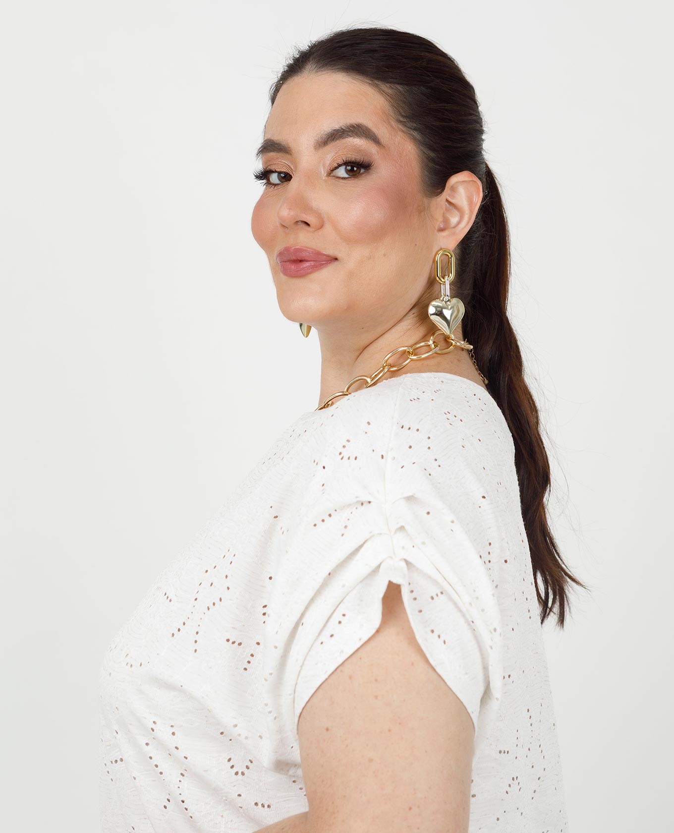 CAMISETA CUELLO REDONDO TALLAS GRANDES MANGA RODADA CON PRENSES EFECTO OJALILLO Adrissa | Ropa para mujer