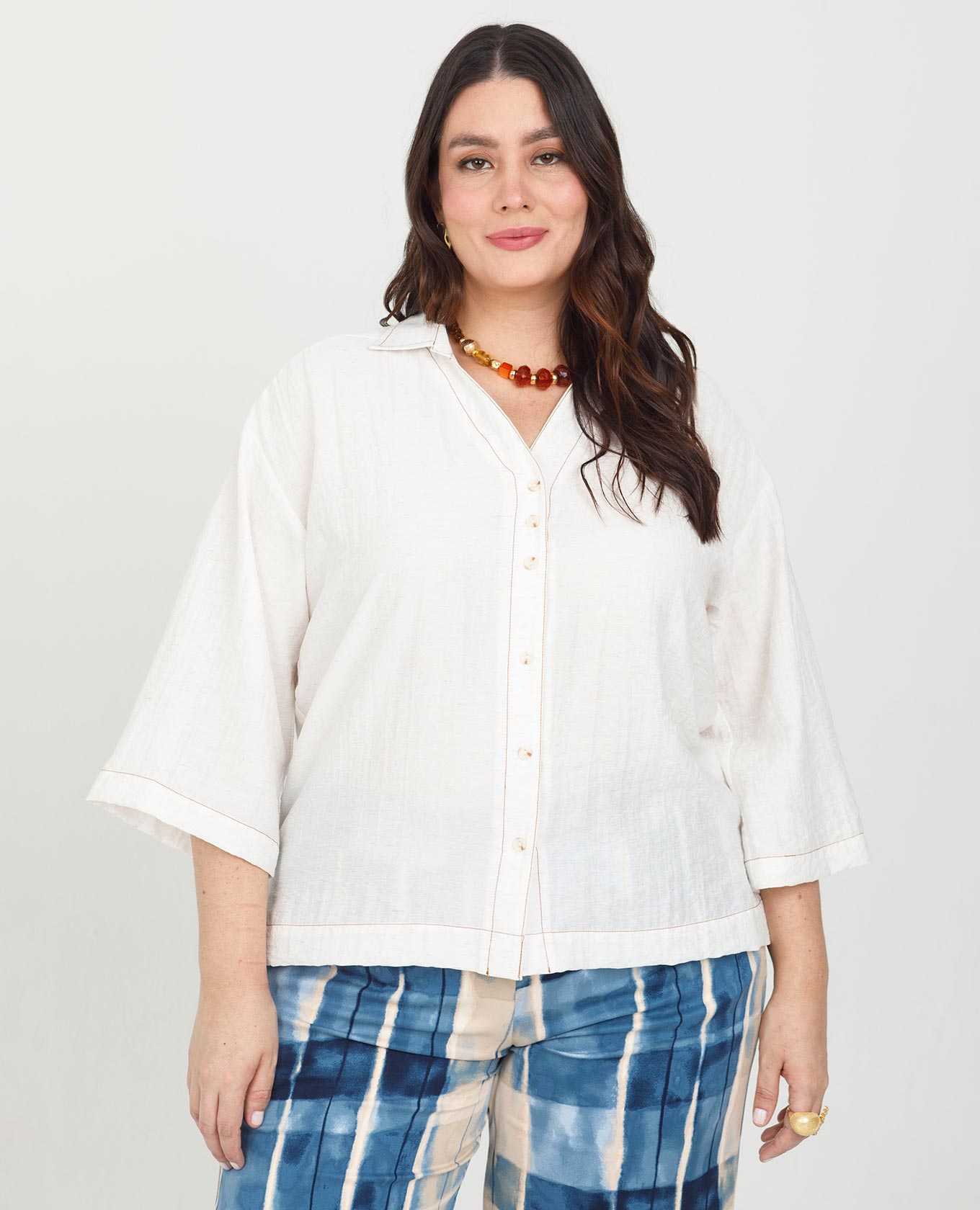 CAMISA MANGA 3/4 TALLAS GRANDES COSTURAS EN CONTRASTE EN TELA CON SEMILLA Adrissa | Ropa para mujer