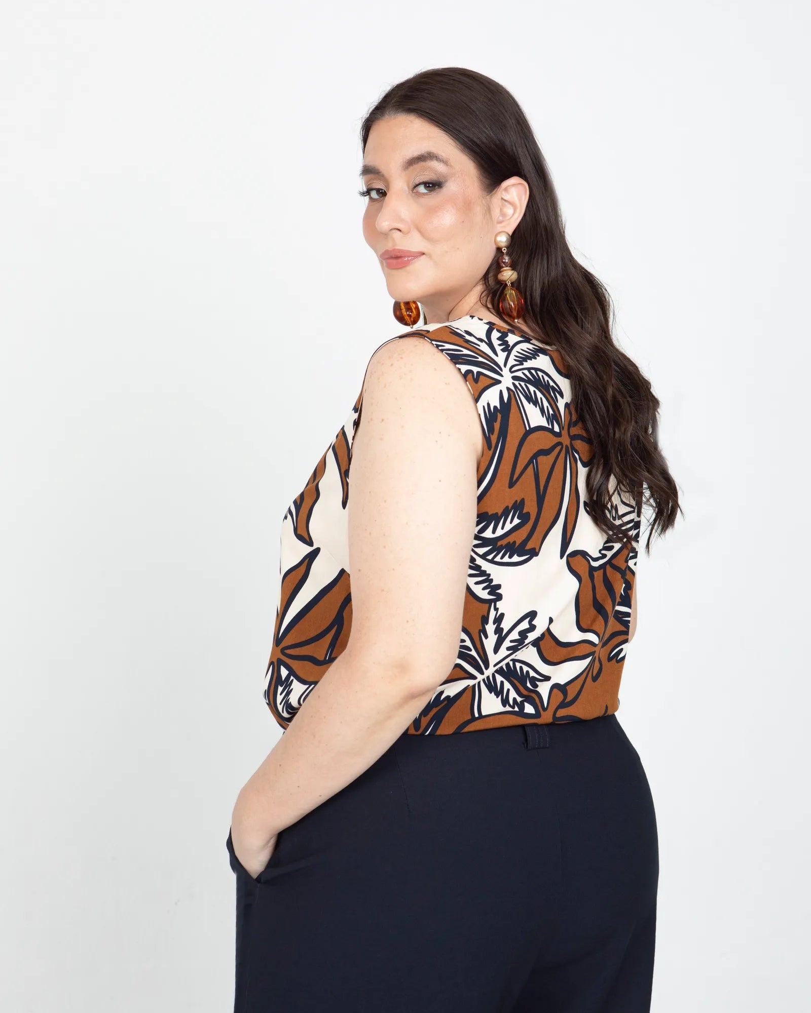 CAMISA MANGA SISA TALLAS GRANDES ESCOTE V ESTAMPADA 18 CARAMELO Adrissa | Ropa para mujer Blusas