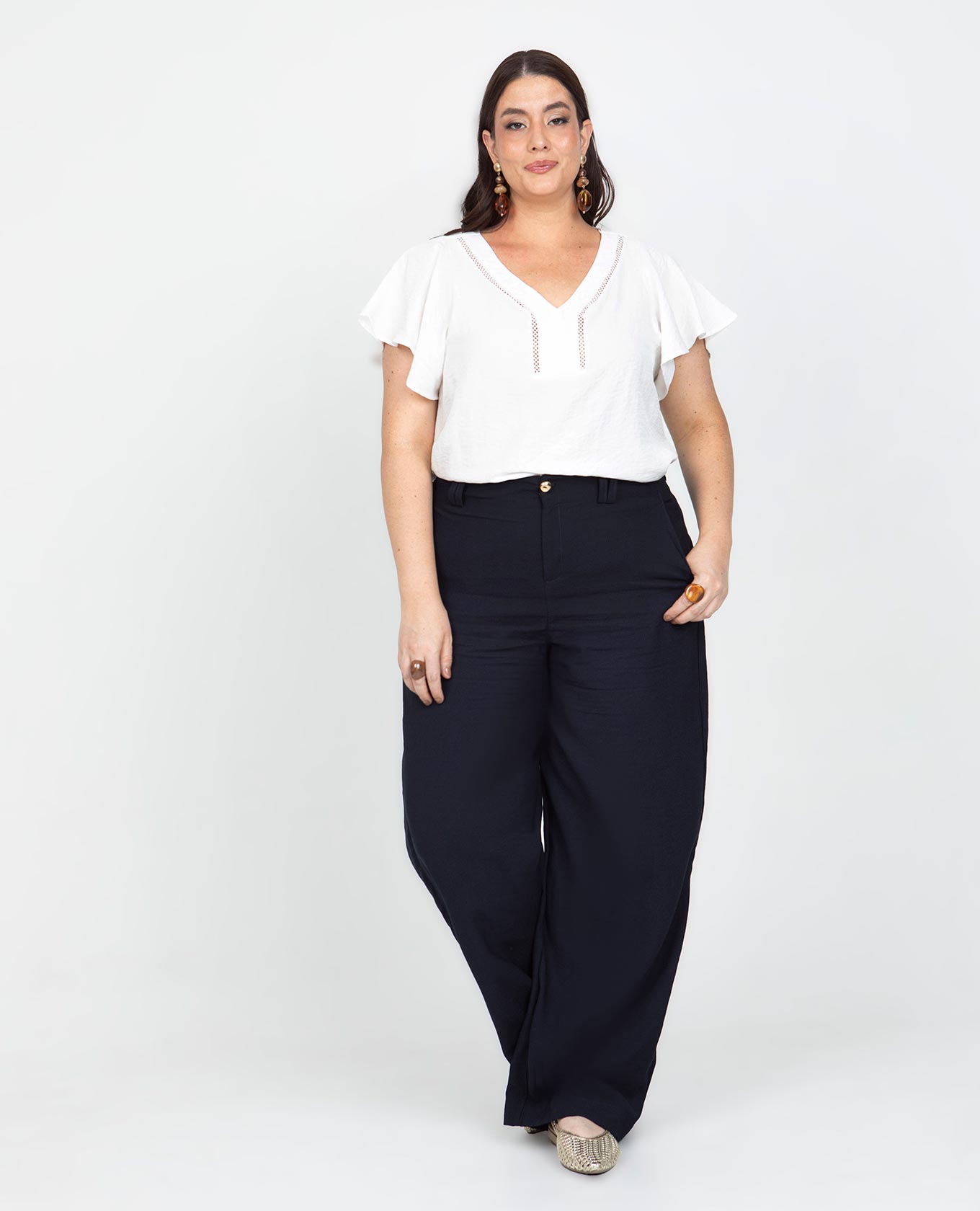 BLUSA ESCOTE V TALLAS GRANDES CON ENTRE DOS Y MANGA CORTA CON VUELO Adrissa | Ropa para mujer Blusas