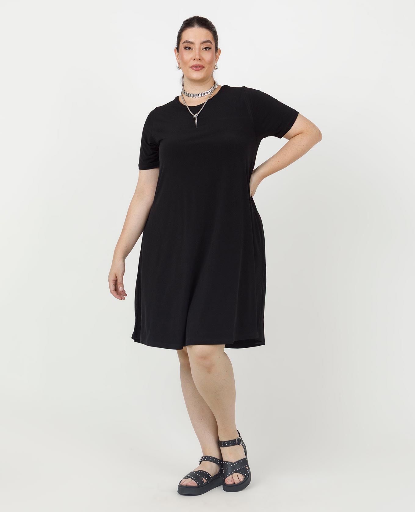 VESTIDO NEGRO TALLAS GRANDES EN TEJIDO DE PUNTO CON VUELO Adrissa | Ropa para mujer Vestidos