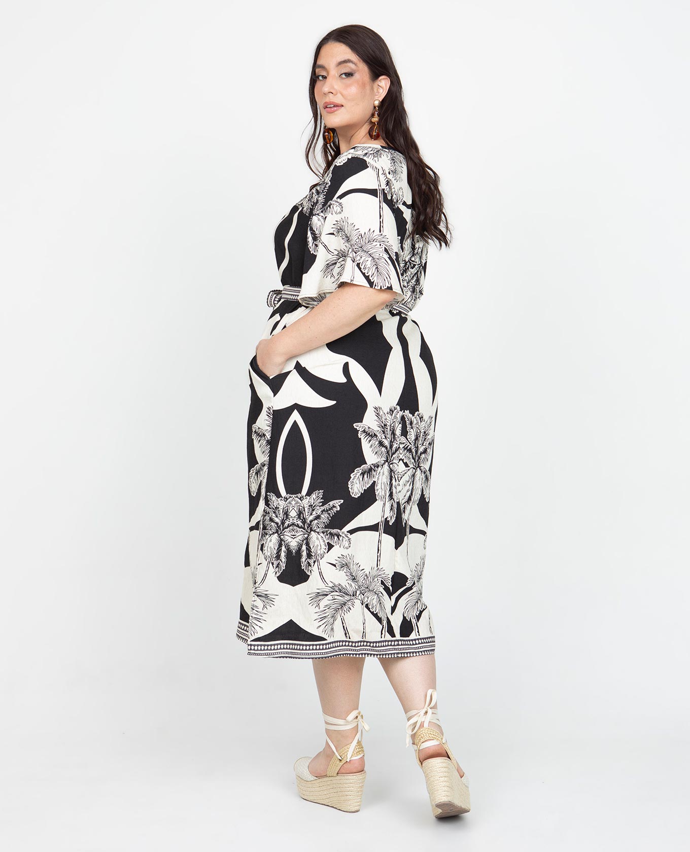 VESTIDO MIDI TALLAS GRANDES ESTAMPADO BICOLOR SILUETA TALEGO CON CINTURÓN