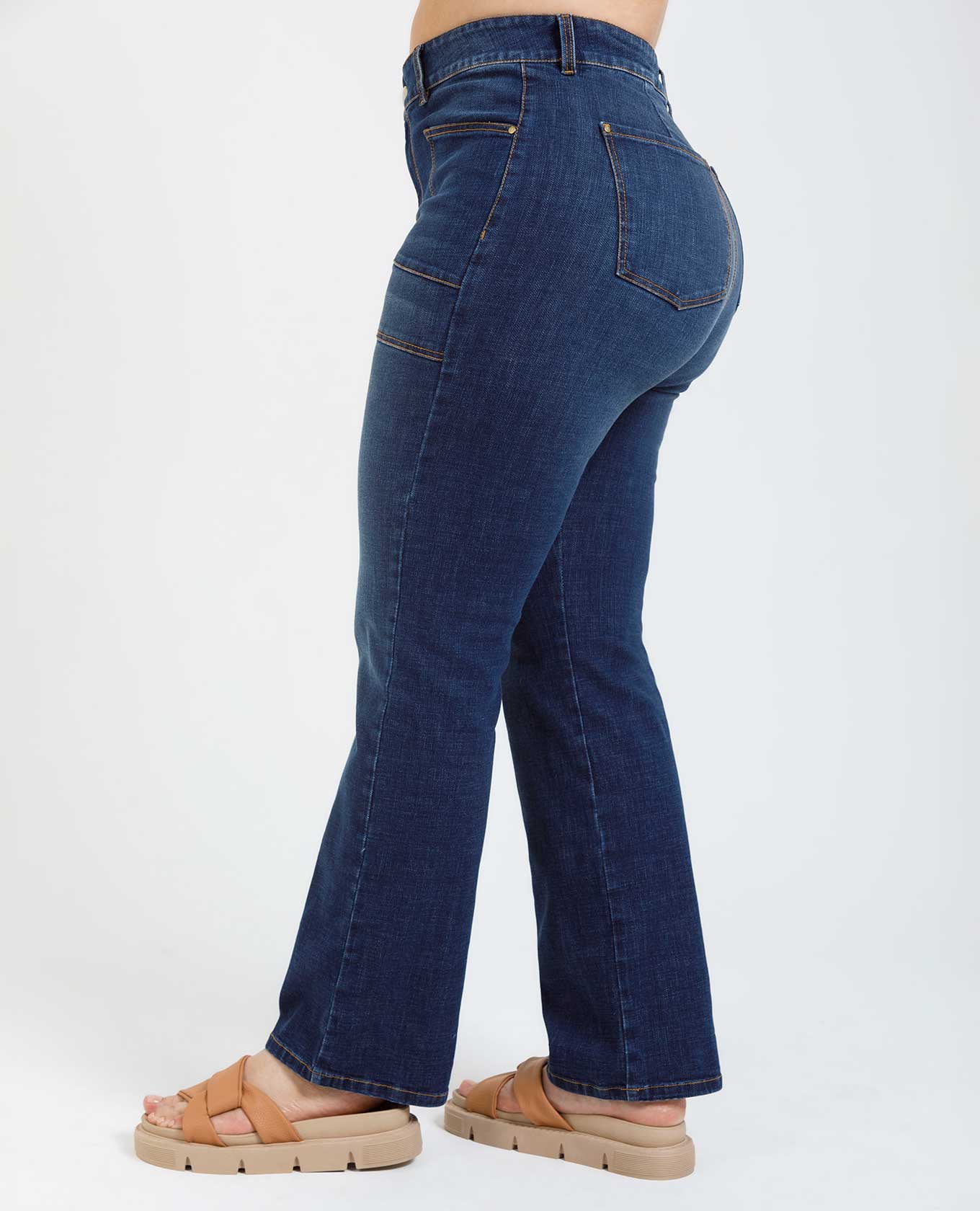 JEAN REGULAR CON BOLSILLOS TIPO PARCHE Adrissa