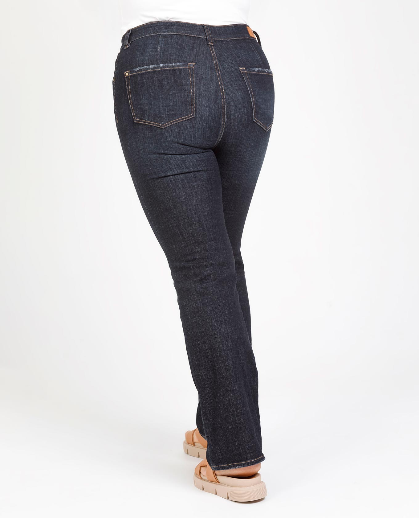 JEAN REGULAR TALLAS GRANDES TONO OSCURO COSTURAS EN CONTRASTE CINCO BOLSILLOS Adrissa | Ropa para mujer