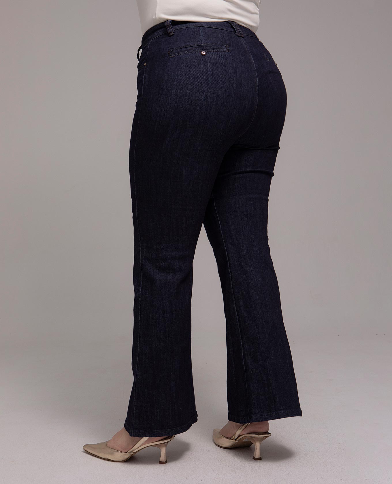 JEAN FLARE TALLAS GRANDES TONO OSCURO CON BOLSILLOS RIBETES Adrissa | Ropa para mujer Jeans