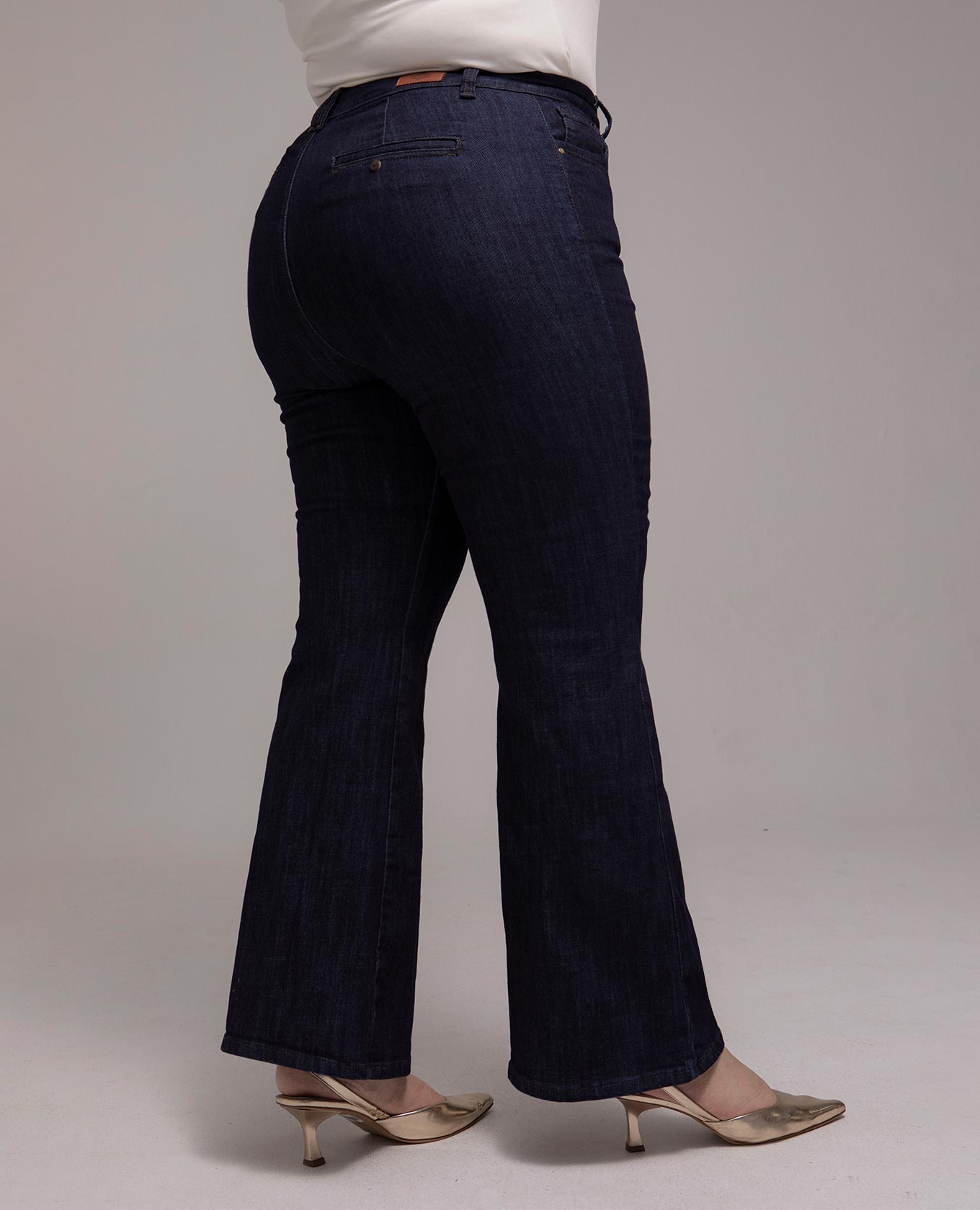 JEAN FLARE TALLAS GRANDES TONO OSCURO CON BOLSILLOS RIBETES Adrissa | Ropa para mujer Jeans