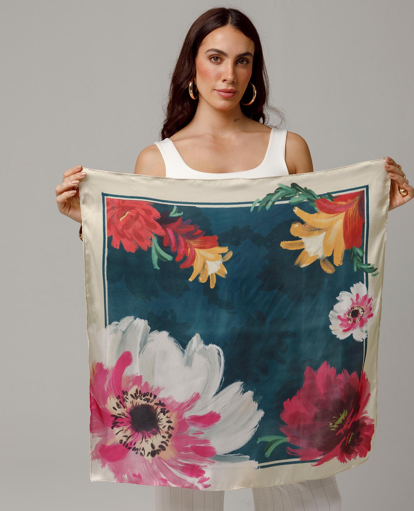 PAÑUELO ESTAMPADO EXCLUSIVO FLORES 70CM X 70CM Adrissa | Ropa para mujer