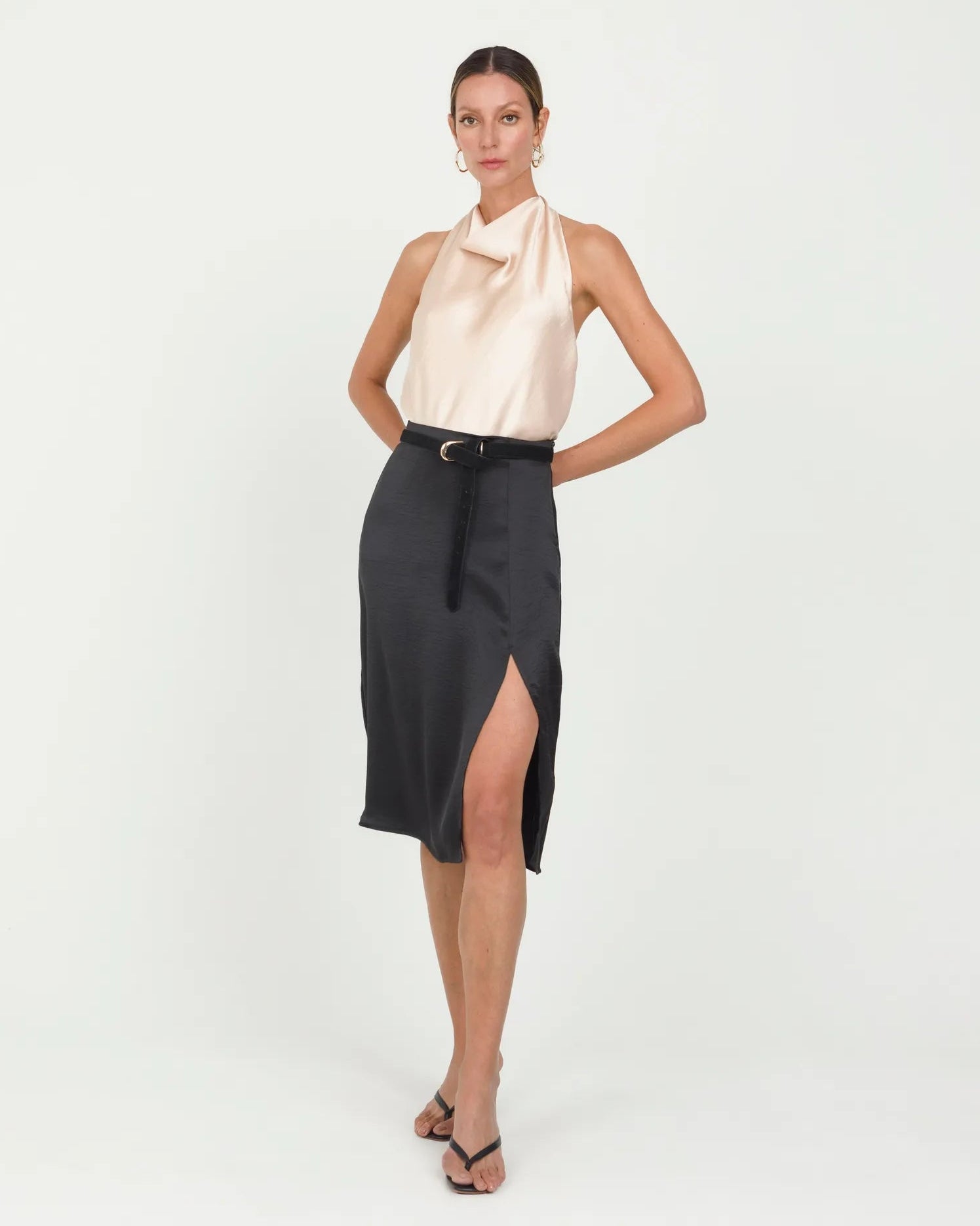 FALDA SATINADA PARA MUJER CORTA CON ABERTURA EN LATERAL 6 NEGRO Adrissa | Ropa para mujer Faldas