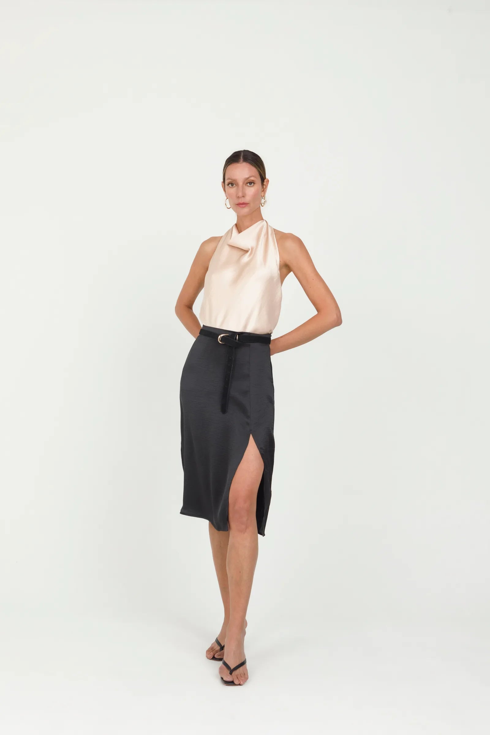 FALDA SATINADA PARA MUJER CORTA CON ABERTURA EN LATERAL 6 NEGRO Adrissa | Ropa para mujer Faldas