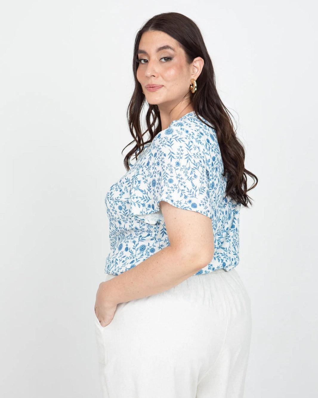 BLUSA ESTAMPADA TALLAS GRANDES MANGA CORTA CON VUELO Y ANIUDADO EN ESCOTE Adrissa | Ropa para mujer Blusas