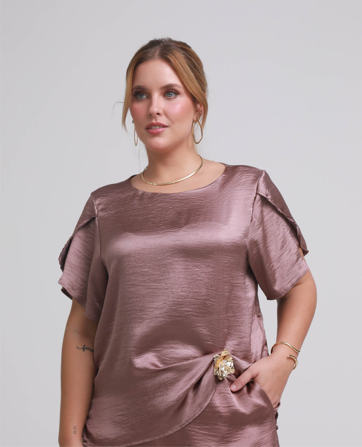 BLUSA MANGA CORTA TALLAS GRANDES EN TELA SATINADA CON MANGA TIPO TULIPAN Adrissa | Ropa para mujer Blusas