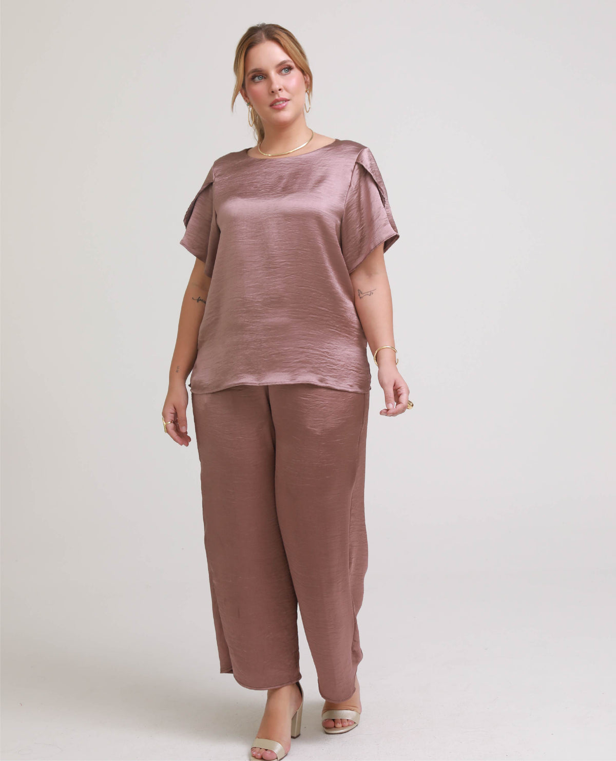 BLUSA MANGA CORTA TALLAS GRANDES EN TELA SATINADA CON MANGA TIPO TULIPAN Adrissa | Ropa para mujer Blusas