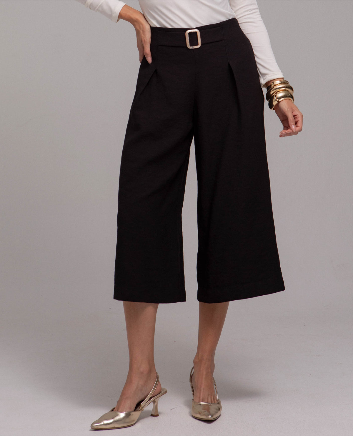 PANTALON CULOTTE PARA MUJER NEGRO CON PRENSES Y HEBILLA EN CONTRASTE Adrissa | Ropa para mujer Pantalones