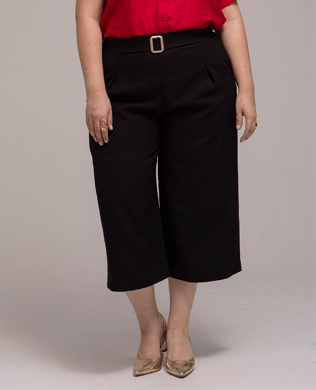 PANTALON CULOTTE TALLAS GRANDES NEGRO CON PRENSES Y HEBILLA EN CONTRASTE Adrissa | Ropa para mujer Pantalones