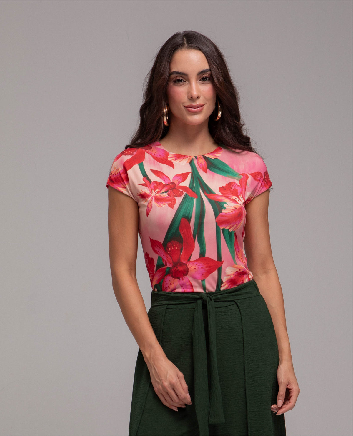 CAMISETA MANGA RODADA PARA MUJER ENTALEGADA ESCOTE REDONDOESTAMPADA ORQUIDEAS Adrissa | Ropa para mujer Camisetas
