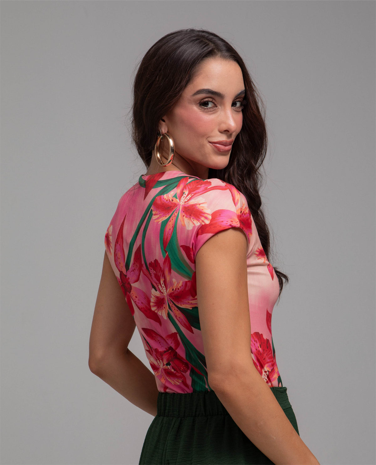 CAMISETA MANGA RODADA PARA MUJER ENTALEGADA ESCOTE REDONDOESTAMPADA ORQUIDEAS Adrissa | Ropa para mujer Camisetas