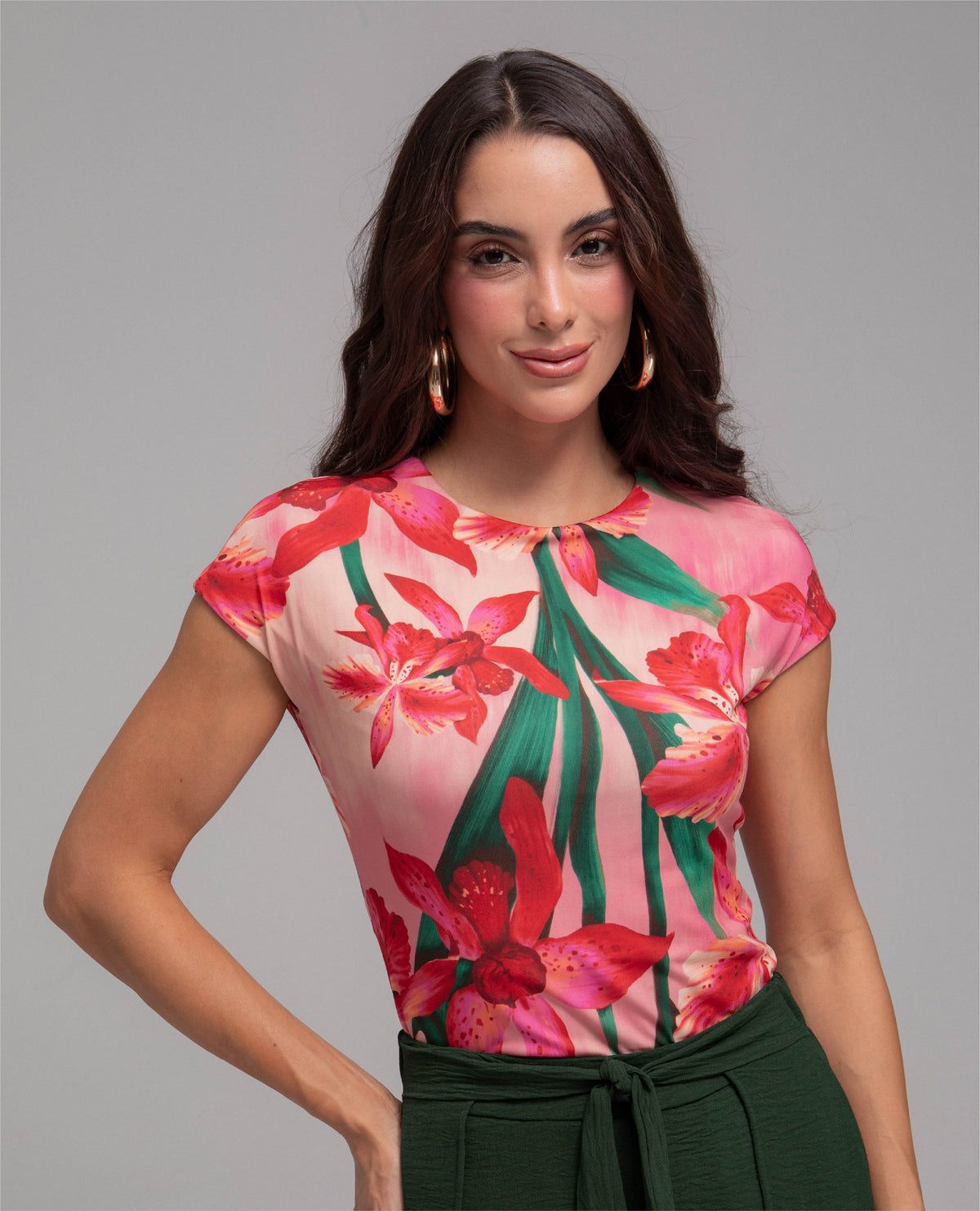 CAMISETA MANGA RODADA PARA MUJER ENTALEGADA ESCOTE REDONDOESTAMPADA ORQUIDEAS Adrissa | Ropa para mujer Camisetas