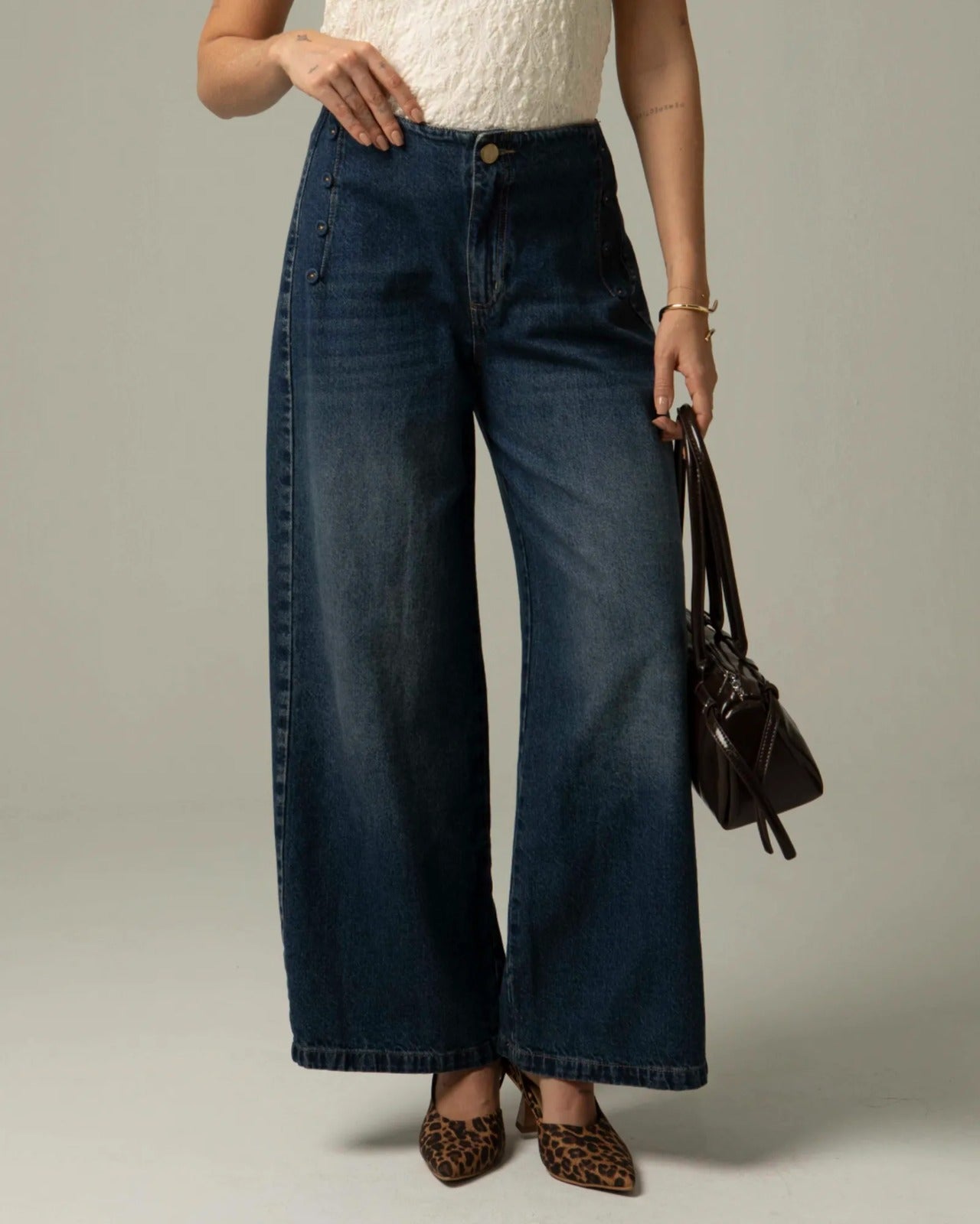 JEAN WIDE LEG CORTO PARA MUJER CON BOTONES EN COSTADOS AZUL INDIGO Adrissa | Ropa para mujer Jeans