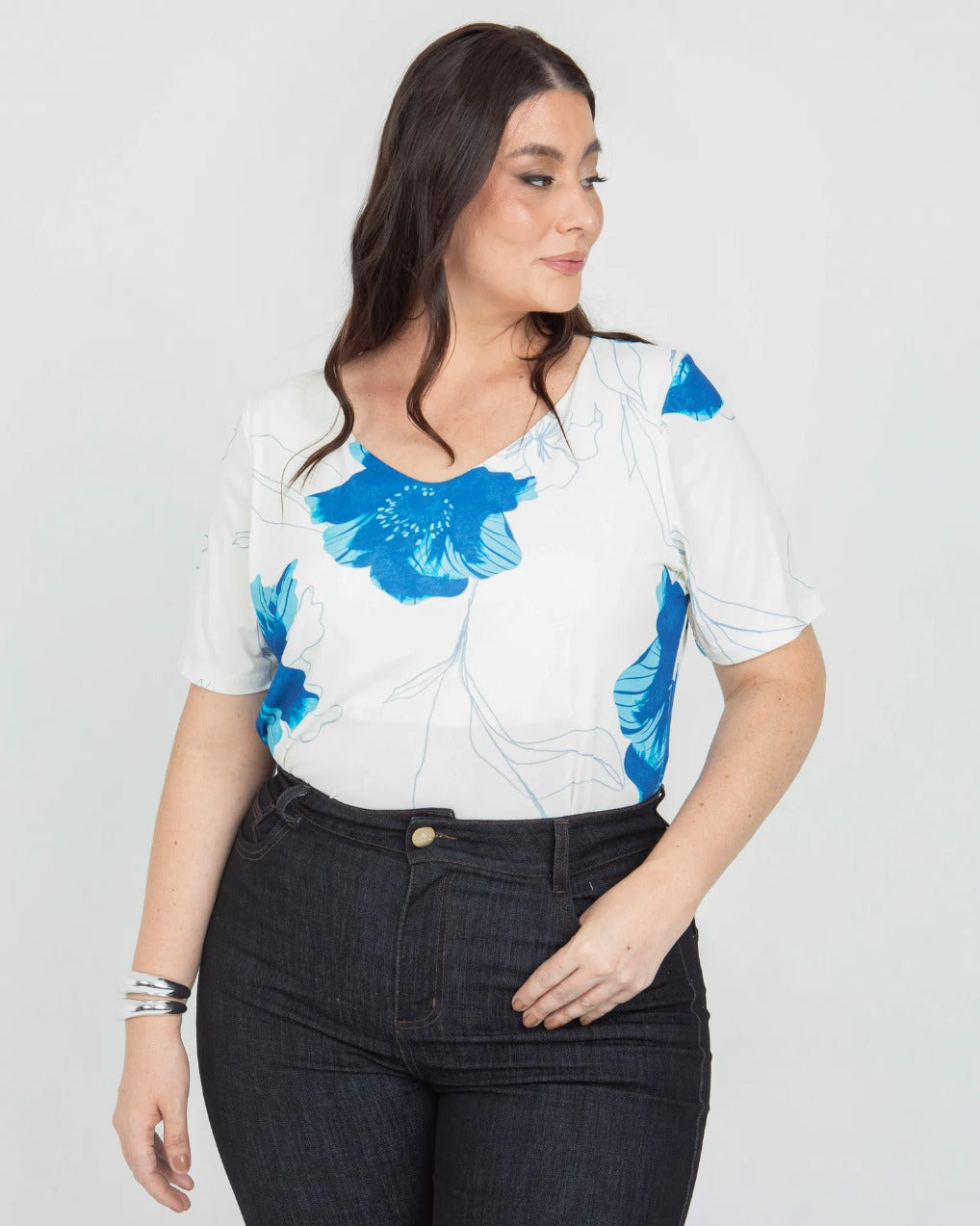 CAMISETA ESTAMPADA TALLAS GRANDES ESCOTE V ENTALEGADO MANGA CORTA 18 IVORY Adrissa | Ropa para mujer Blusas