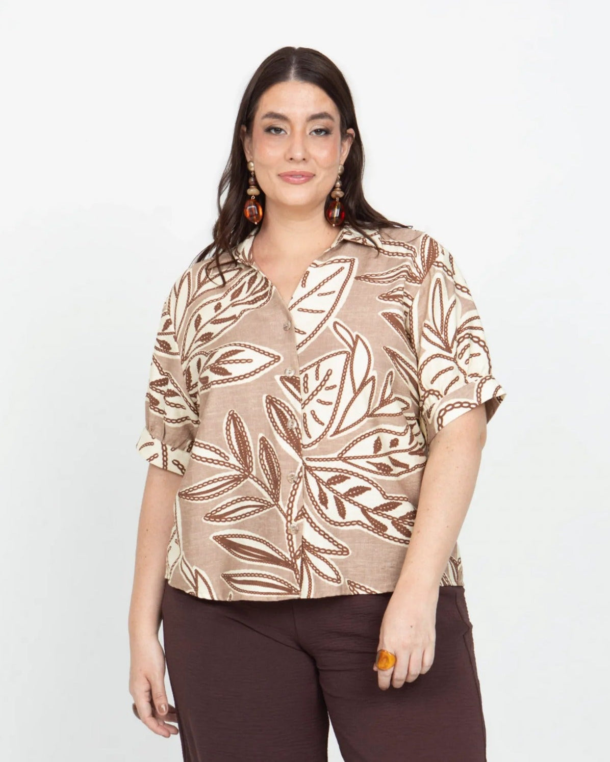 CAMISA ESTAMPADA TALLAS GRANDES MANGA CORTA CON PUÑOS 18 BEIGE Adrissa | Ropa para mujer Blusas