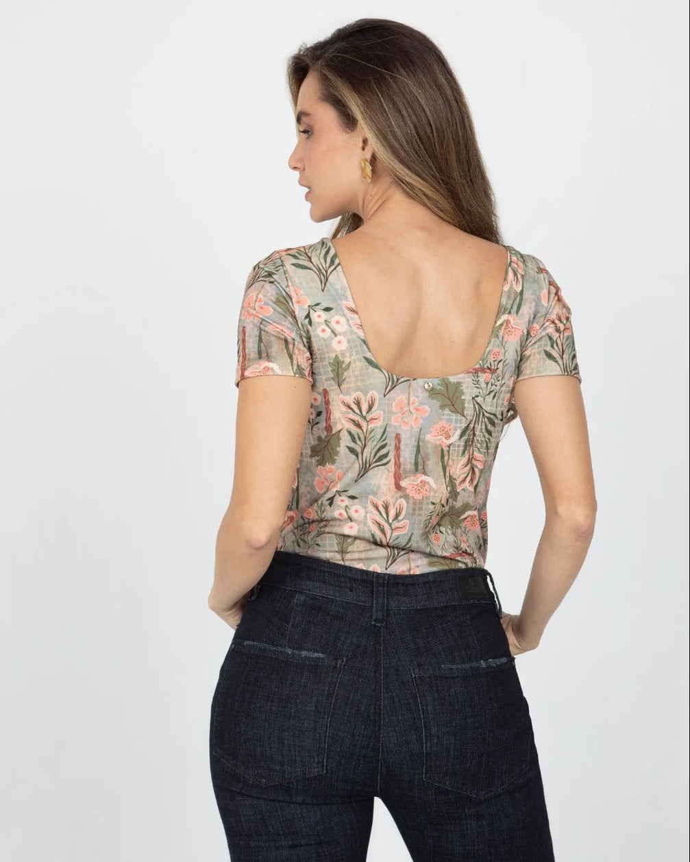 CAMISETA MANGA CORTA PARA MUJER CUELLO U ESTAMPADO FLORES EMPOLVADAS TAUPE Adrissa | Ropa para mujer Blusas