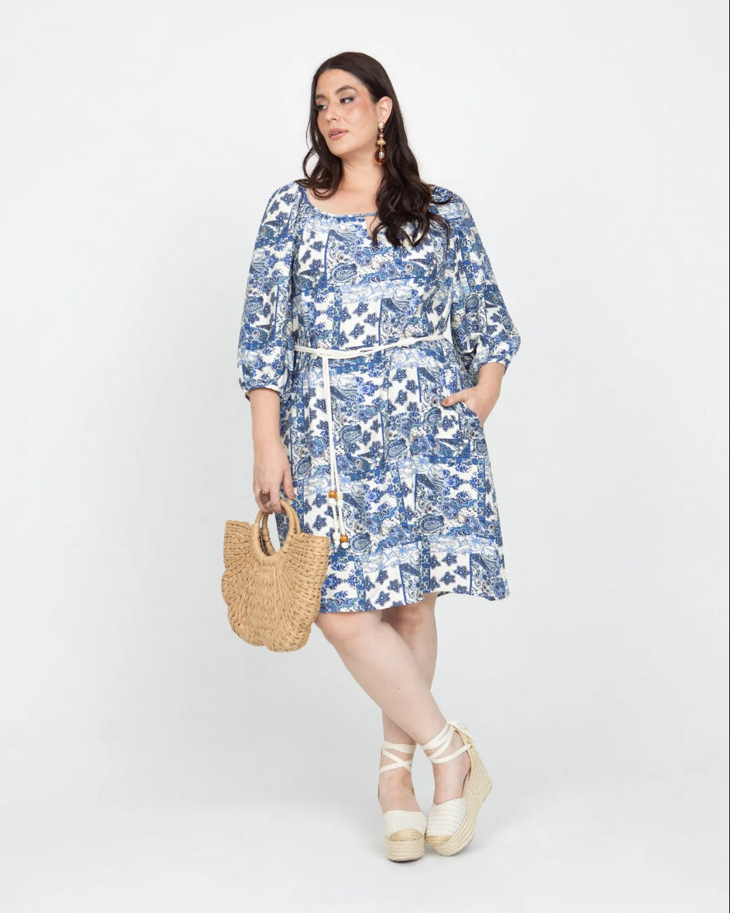 VESTIDO CORTO TALLAS GRANDES ESTAMPADO PAISLEY ESCOTE SEMI BANDEJA CON CINTURÓN Adrissa | Ropa para mujer Vestidos
