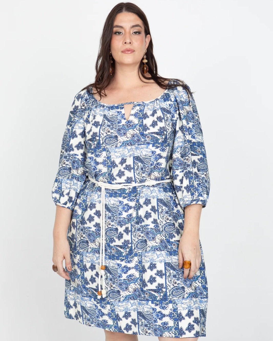 VESTIDO CORTO TALLAS GRANDES ESTAMPADO PAISLEY ESCOTE SEMI BANDEJA CON CINTURÓN AZUL INDIGO Adrissa | Ropa para mujer Vestidos