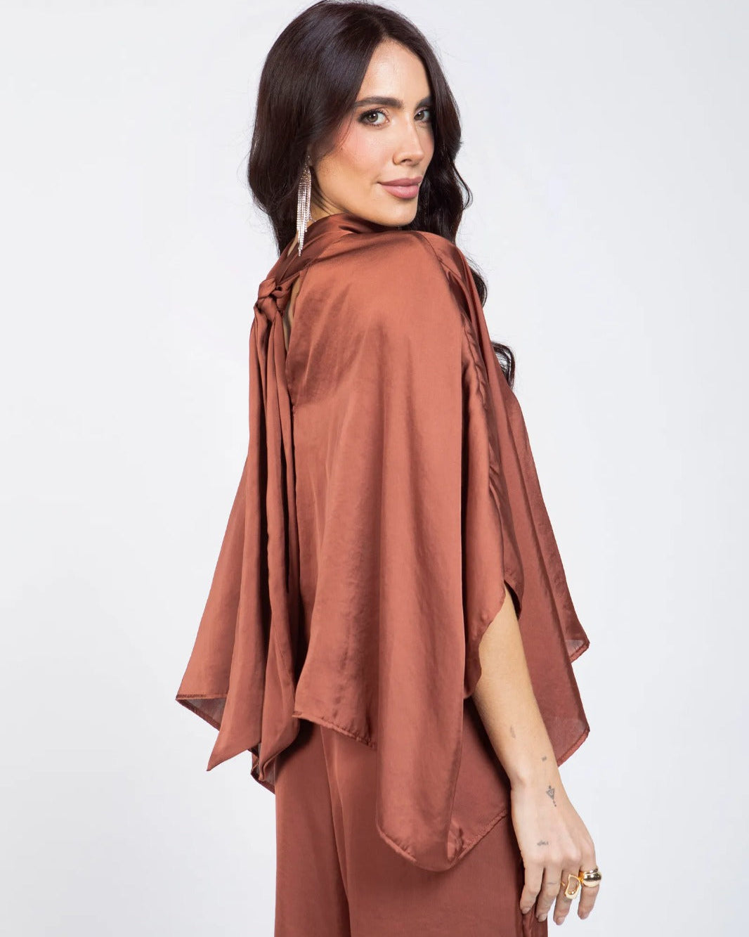 BLUSON PARA MUJER CUELLO TORTUGA EN TELA SATINADA CON ANUDADO EN ESPALDA S MOCA Adrissa | Ropa para mujer Blusas