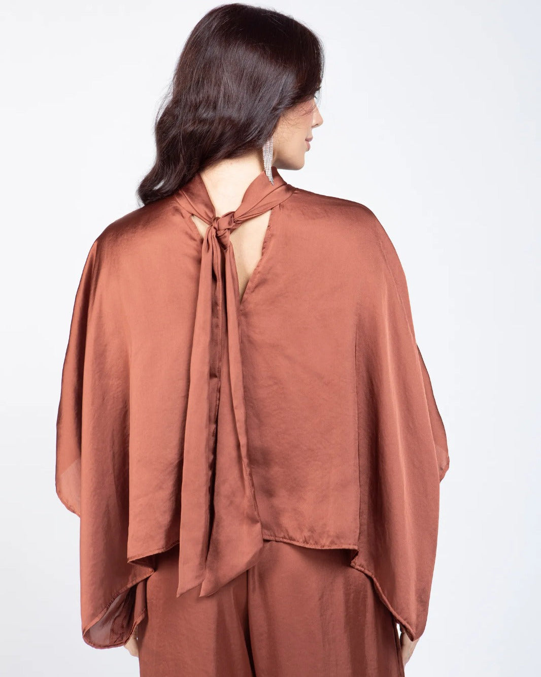 BLUSON PARA MUJER CUELLO TORTUGA EN TELA SATINADA CON ANUDADO EN ESPALDA L MOCA Adrissa | Ropa para mujer Blusas